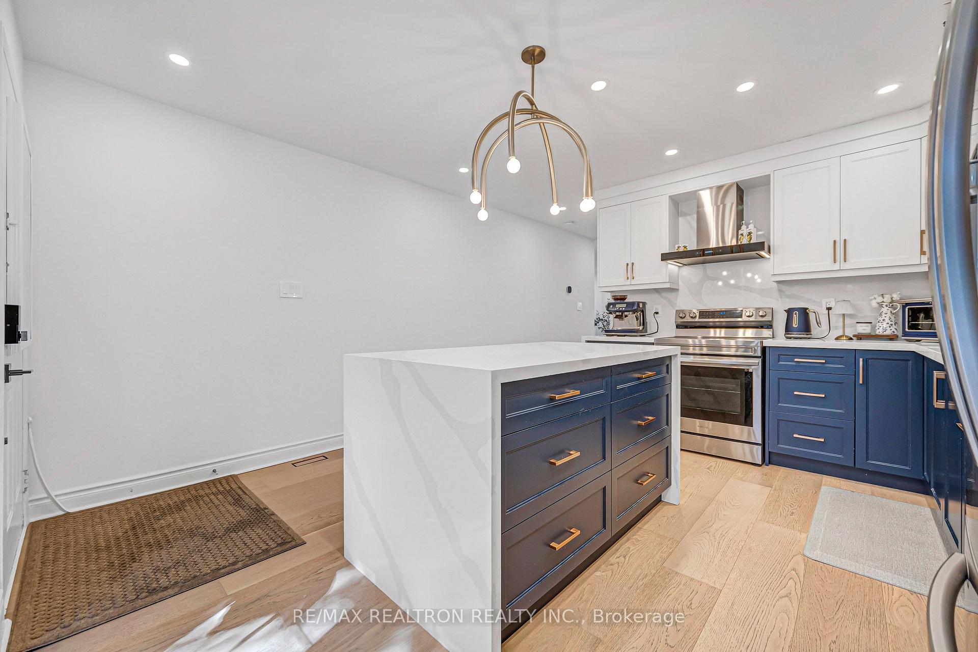 Photo 10 of 10 Macgregor Avenue, Richmond Hill, Langstaff — HOMEH