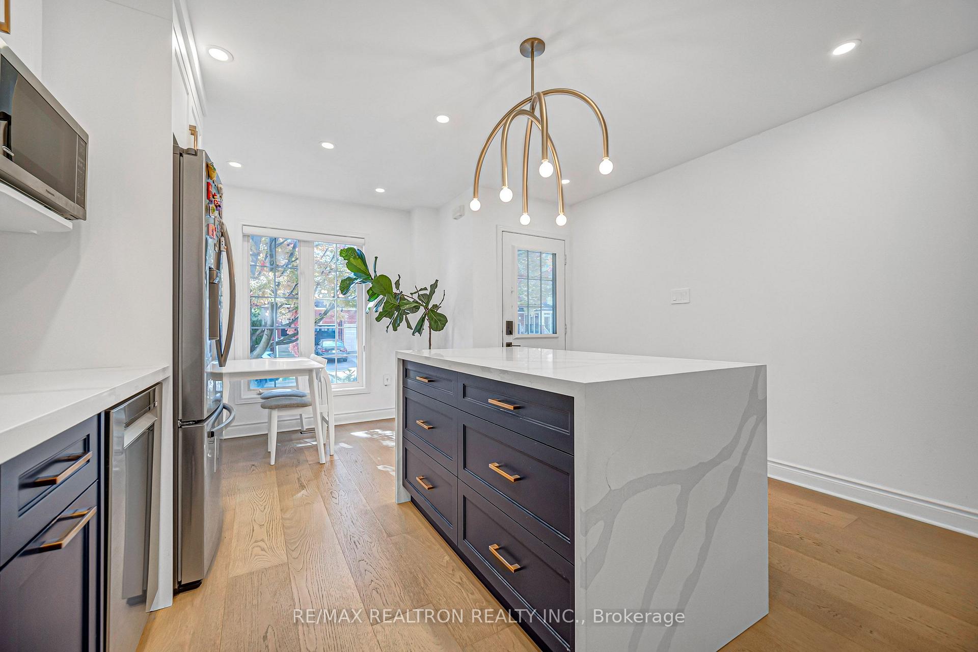 Photo 12 of 10 Macgregor Avenue, Richmond Hill, Langstaff — HOMEH