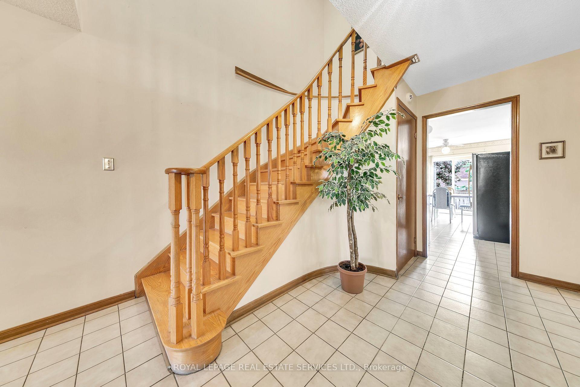Photo 12 of 47 Velvet Crescent, Vaughan, East Woodbridge — HOMEH