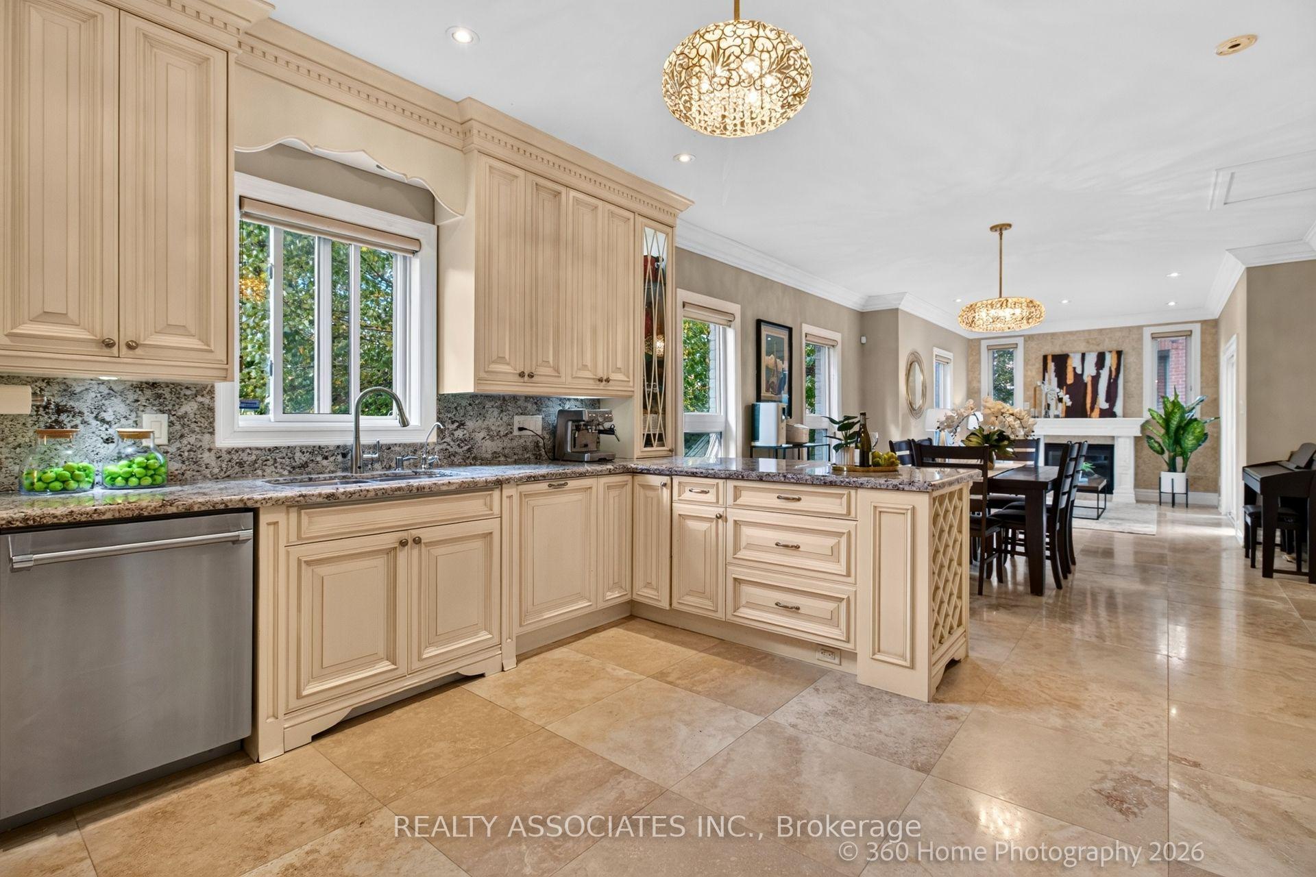 Photo 2 of 128 Coalbrook Court, Vaughan, East Woodbridge — HOMEH