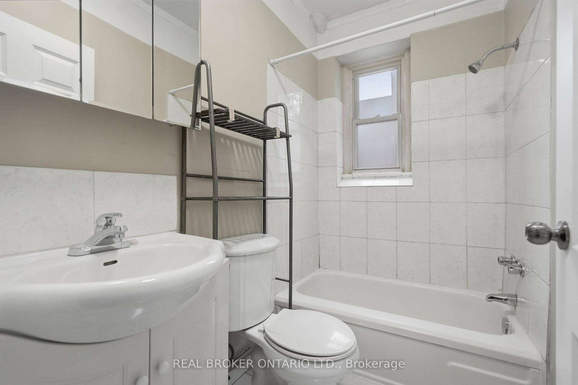 Photo 21 of 418 Main Street W, Hamilton, Strathcona — HOMEH