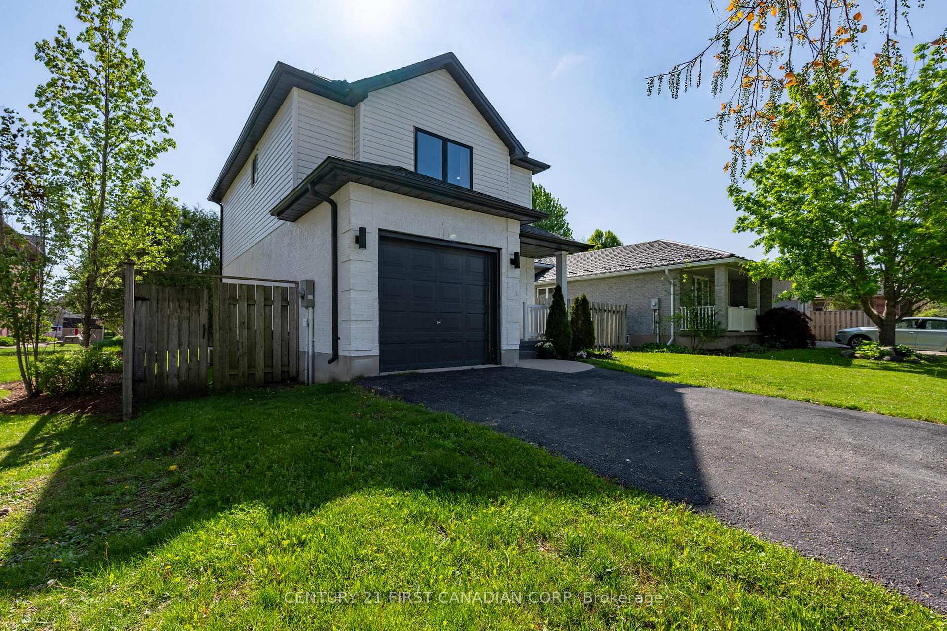 Photo 3 of 168 Gibson Crescent, Lucan Biddulph, Lucan — HOMEH