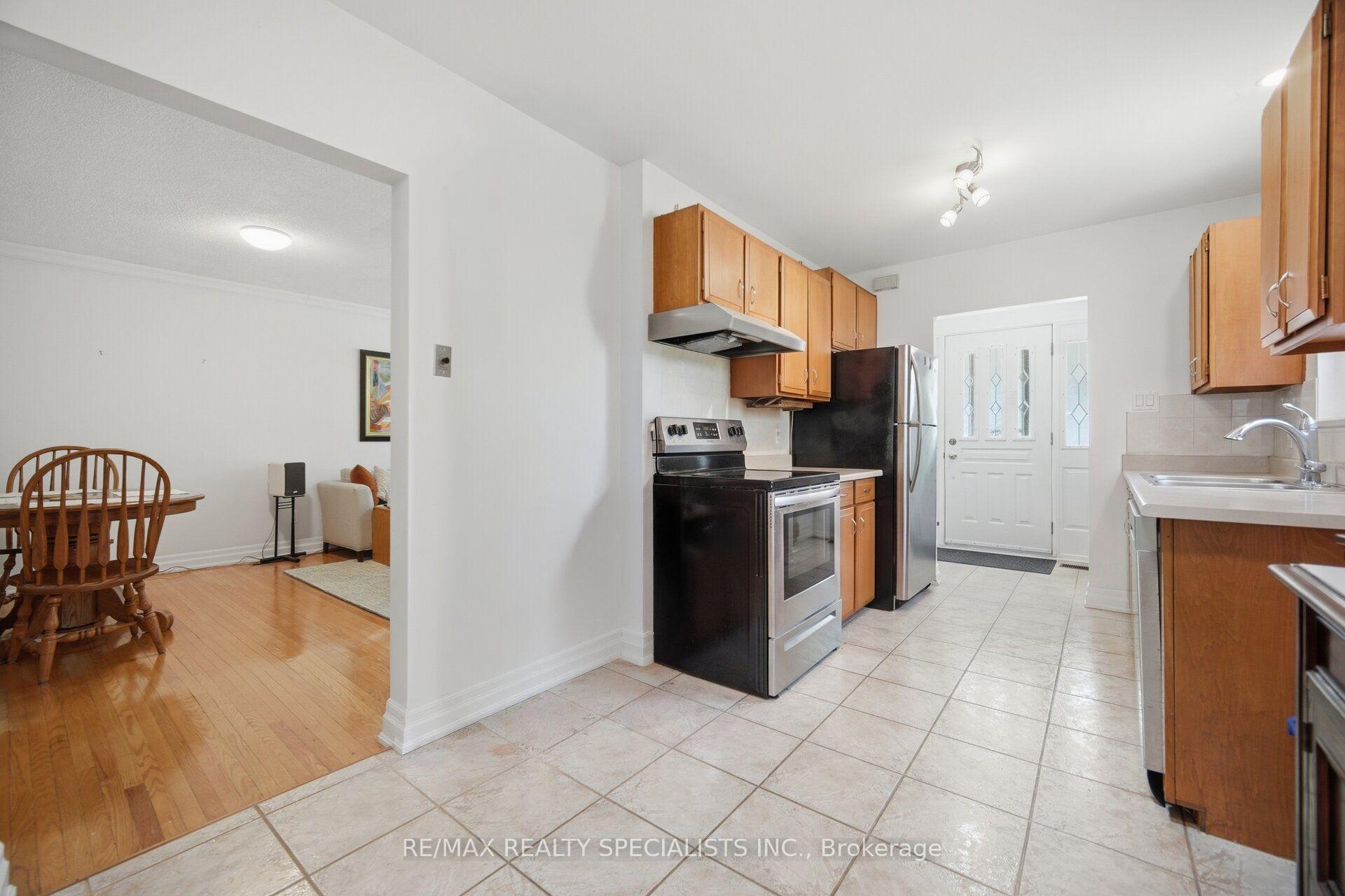 Photo 3 of 3637 Chiplow Road, Mississauga, Applewood — HOMEH
