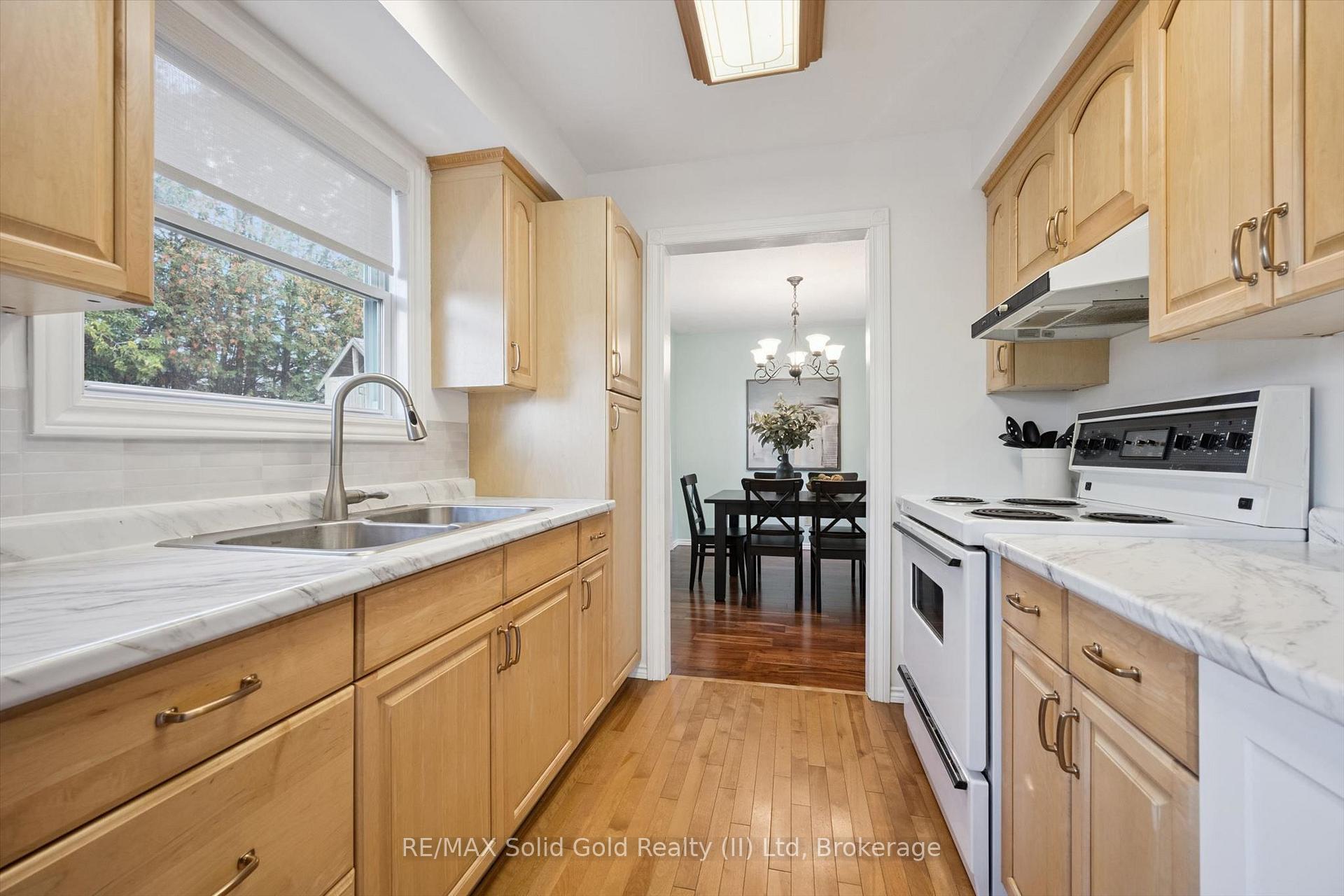 Photo 11 of 143 Hillbrook Crescent, Kitchener, Forest Heights — HOMEH
