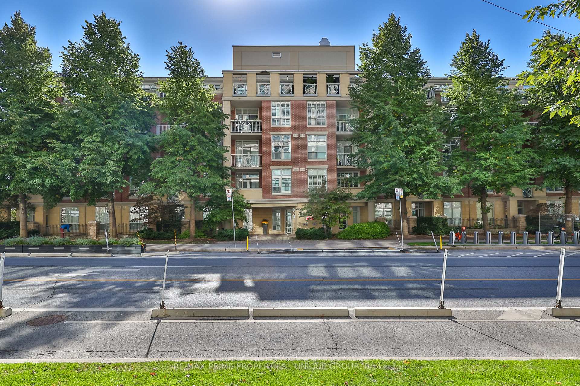 Photo of Unit 202, 2511 Bloor Street W