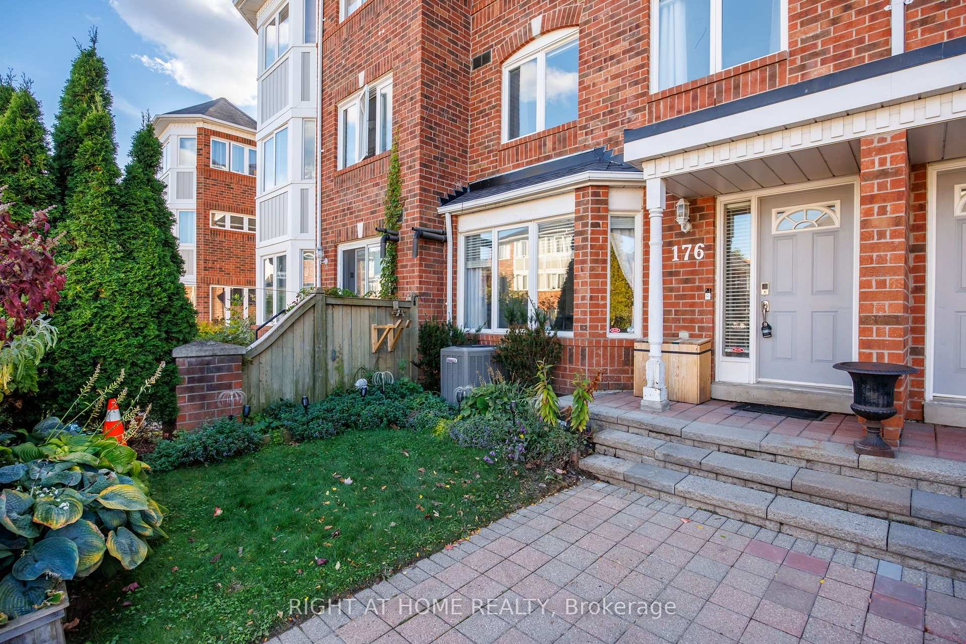 Photo 3 of Unit 176, 18 Clark Avenue W, Vaughan, Crestwood-Springfarm-Yorkhill — HOMEH