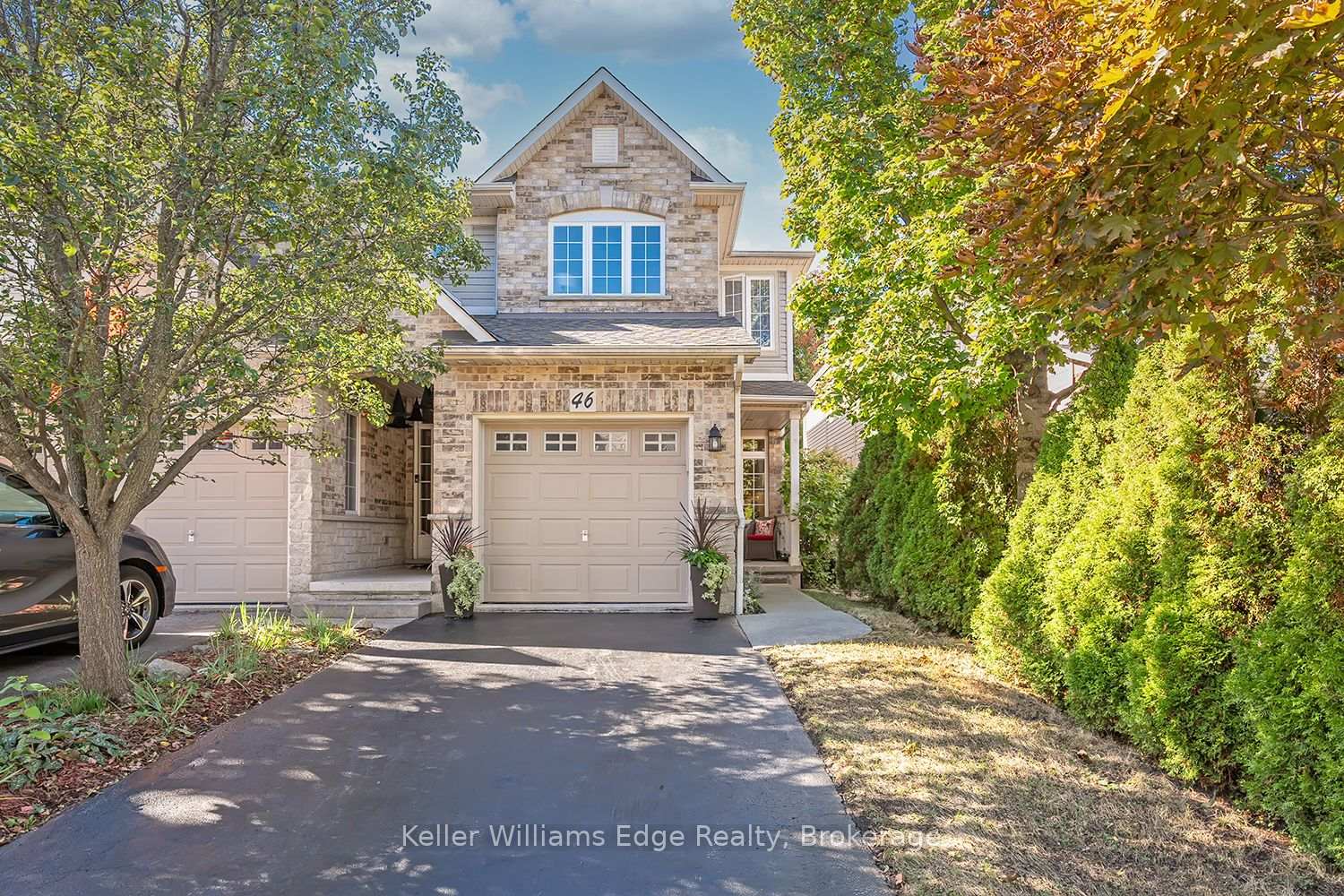 Photo 2 of 46 Sunnycroft Court W, Hamilton, Waterdown — HOMEH