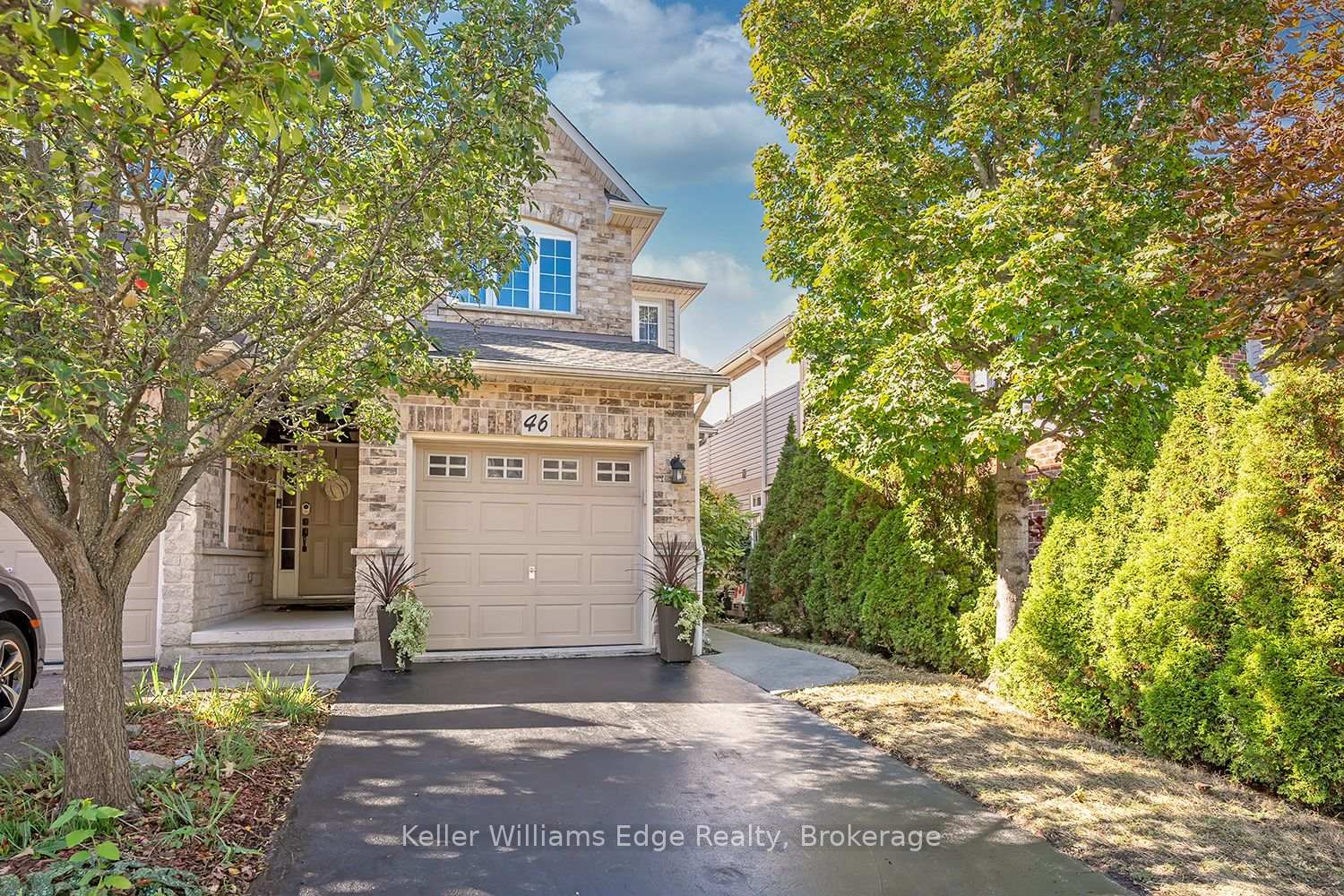 Photo 3 of 46 Sunnycroft Court W, Hamilton, Waterdown — HOMEH