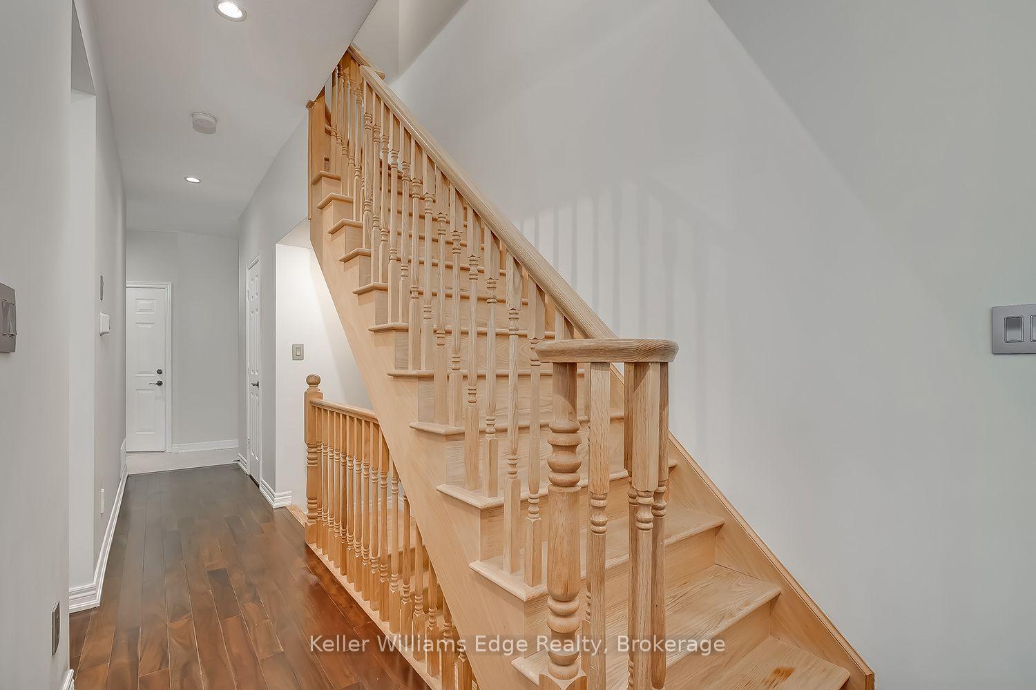 Photo 9 of 46 Sunnycroft Court W, Hamilton, Waterdown — HOMEH