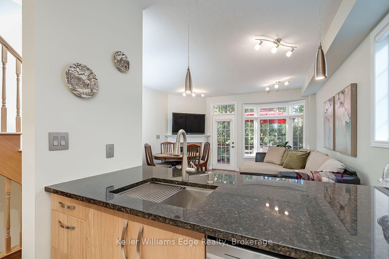 Photo 23 of 46 Sunnycroft Court W, Hamilton, Waterdown — HOMEH