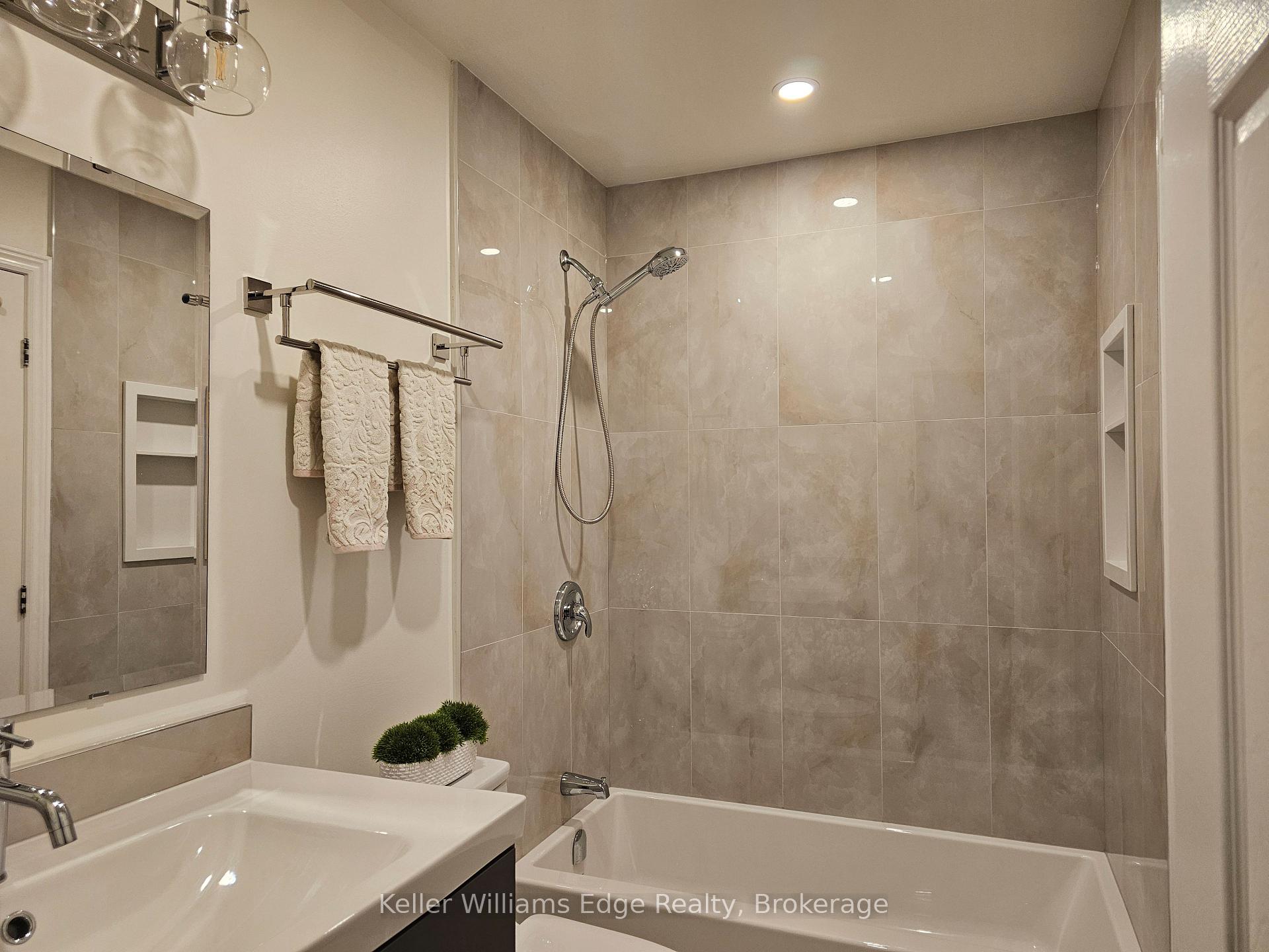 Photo 41 of 46 Sunnycroft Court W, Hamilton, Waterdown — HOMEH