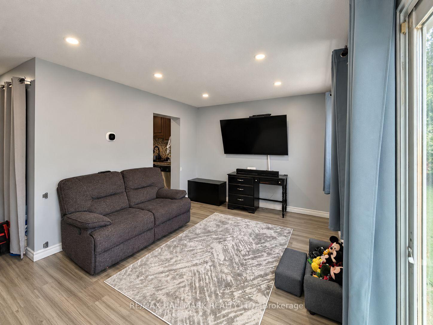 Photo 3 of Unit 98, 81 Hansen Road N, Brampton, Madoc — HOMEH