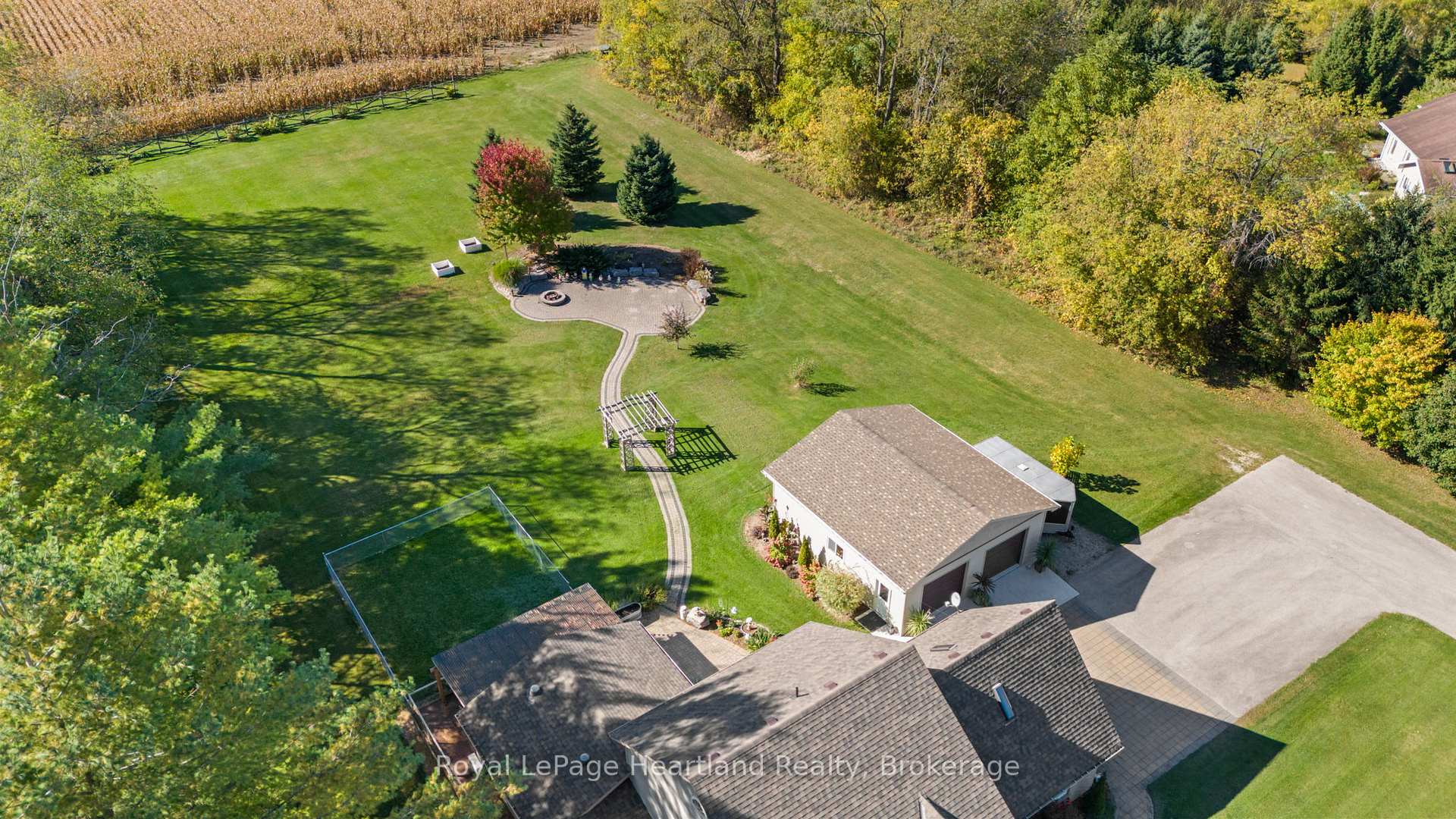 Photo 3 of 2044 Alma Street S, Howick — HOMEH