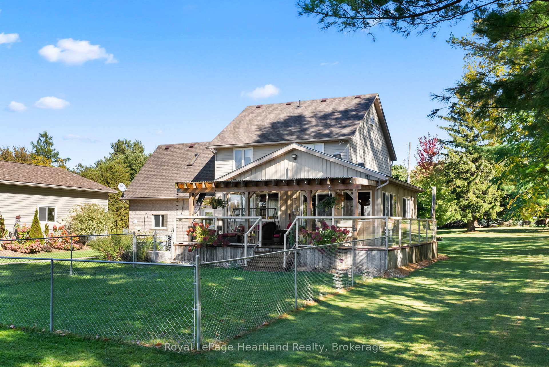 Photo 11 of 2044 Alma Street S, Howick — HOMEH