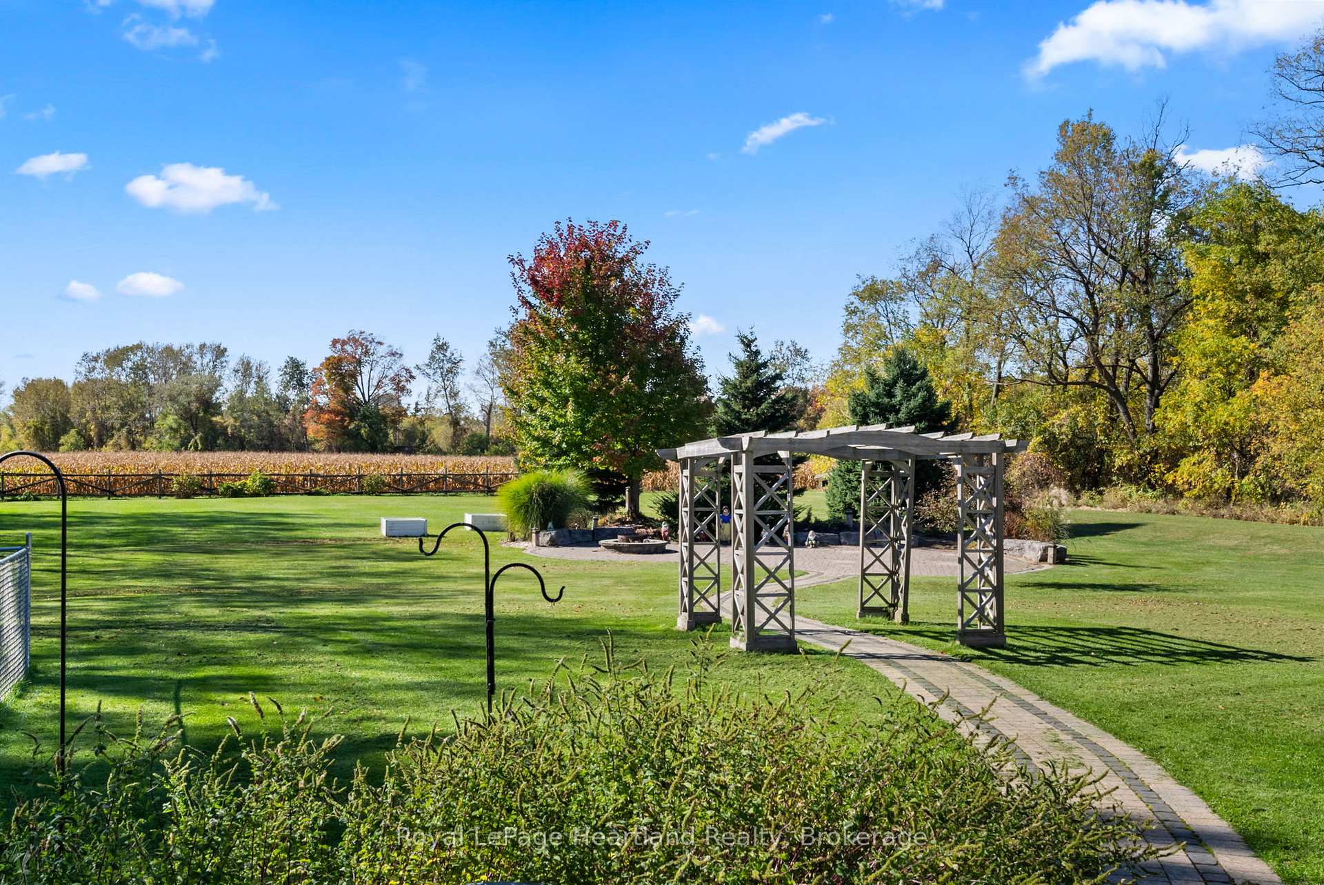 Photo 19 of 2044 Alma Street S, Howick — HOMEH