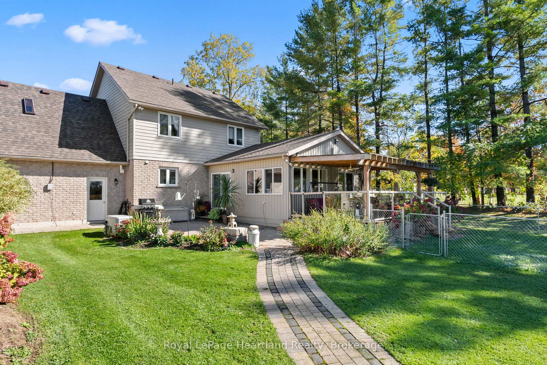 Photo 20 of 2044 Alma Street S, Howick — HOMEH