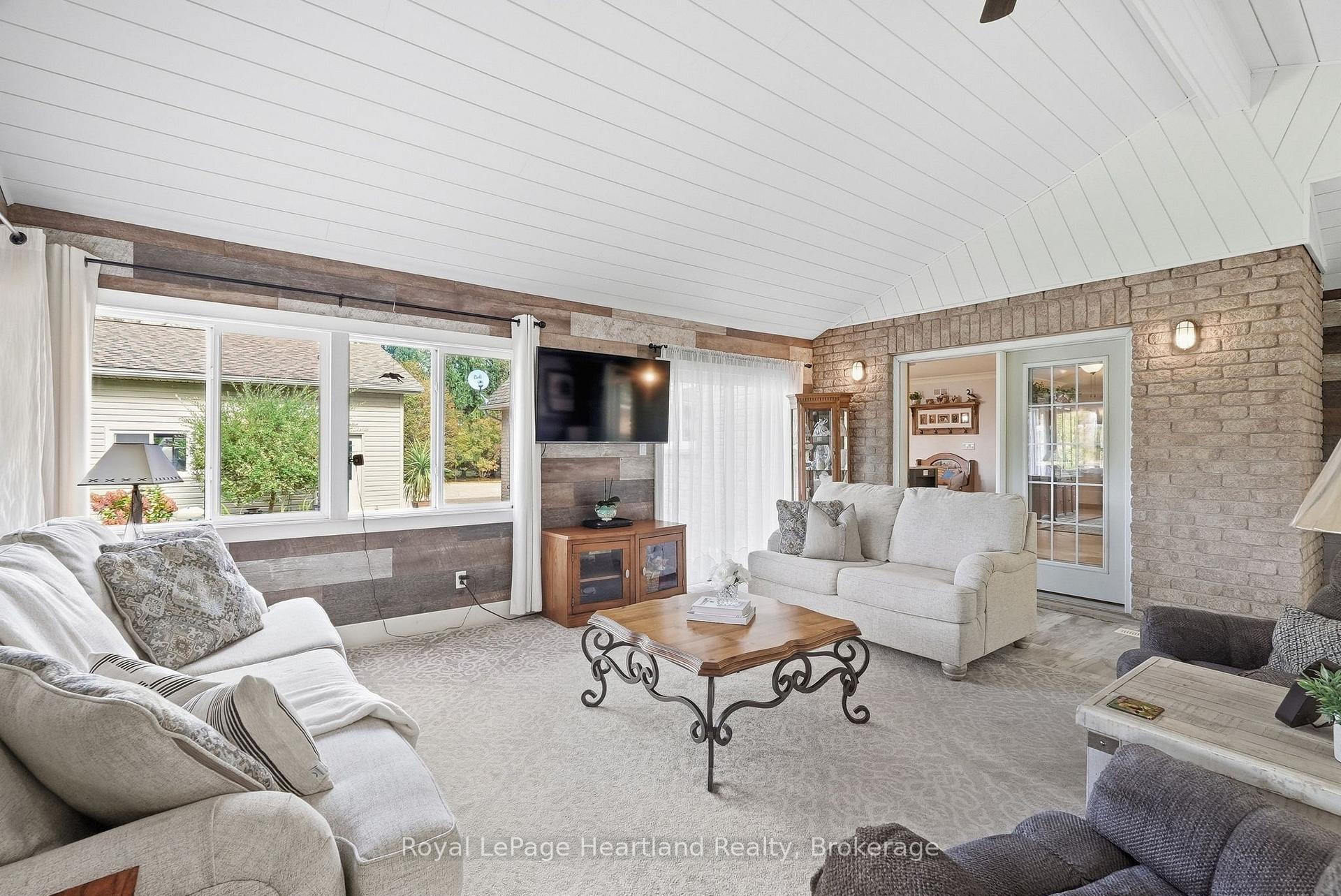 Photo 27 of 2044 Alma Street S, Howick — HOMEH