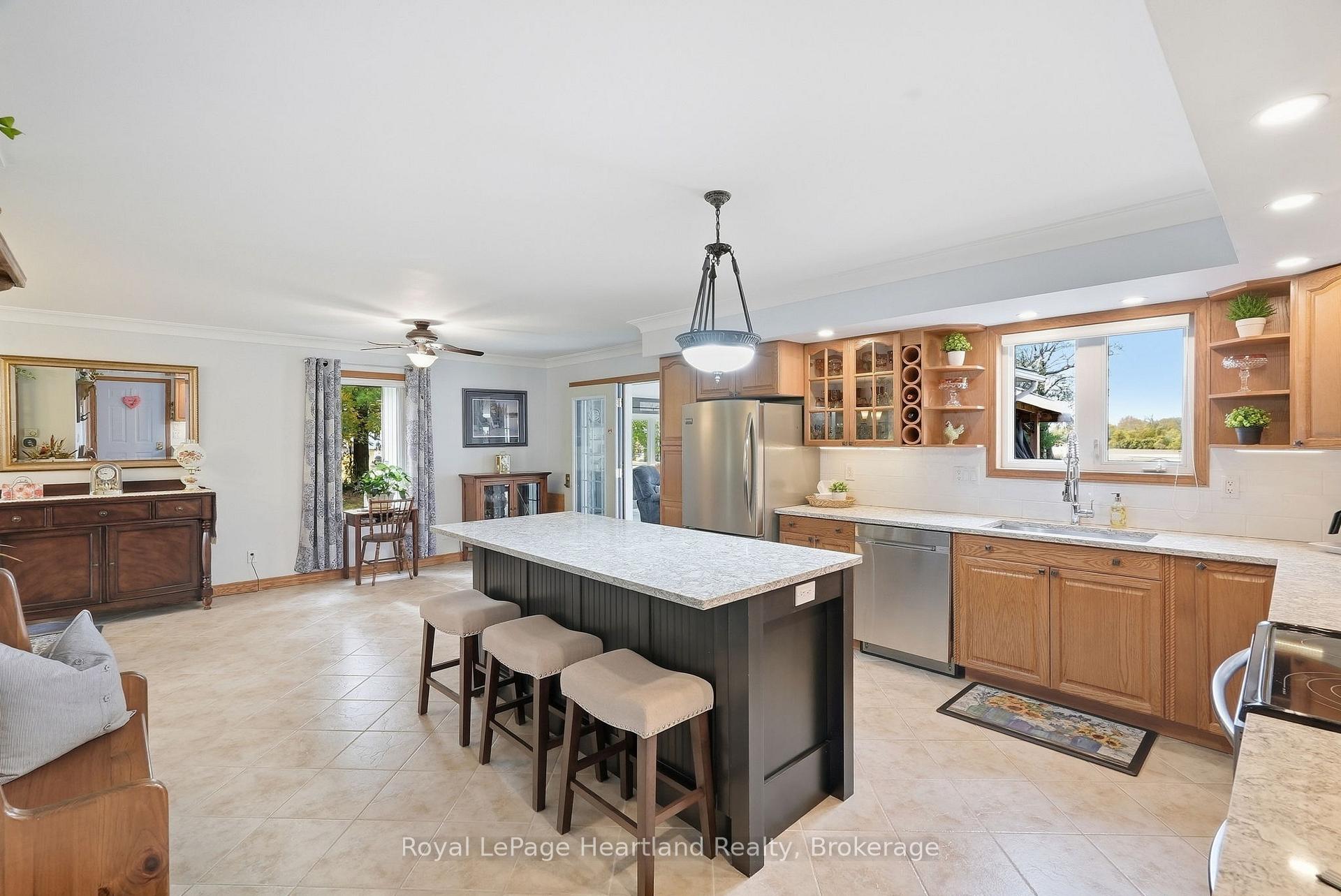 Photo 31 of 2044 Alma Street S, Howick — HOMEH