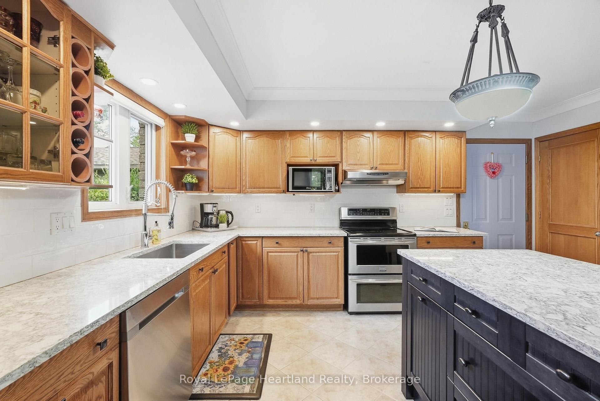 Photo 33 of 2044 Alma Street S, Howick — HOMEH