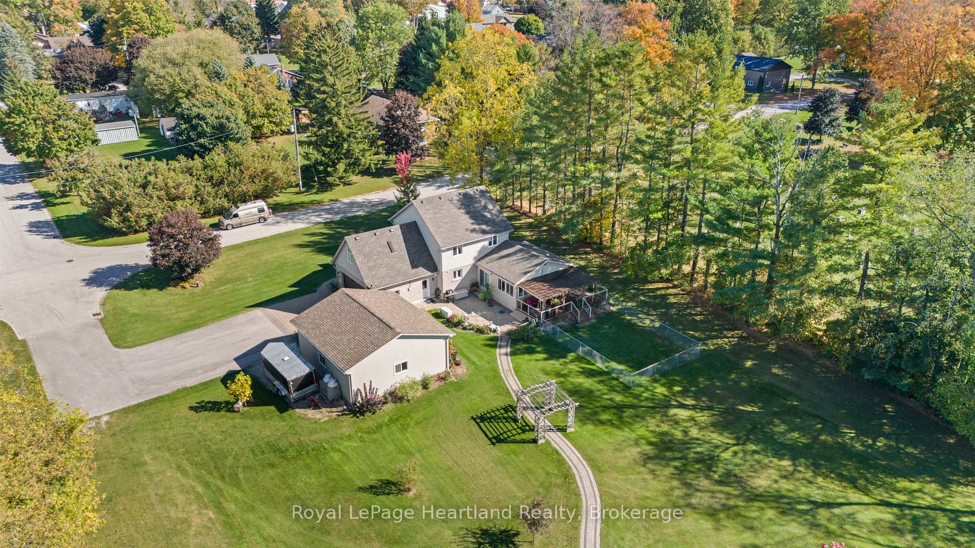 Photo 48 of 2044 Alma Street S, Howick — HOMEH