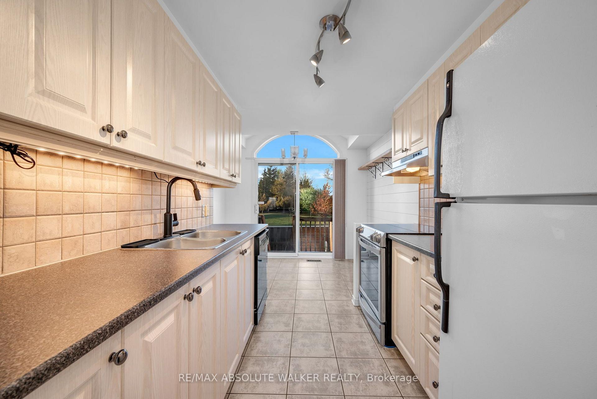 Photo 12 of 6376 Sablewood Place, Ottawa, Chapel Hill — HOMEH