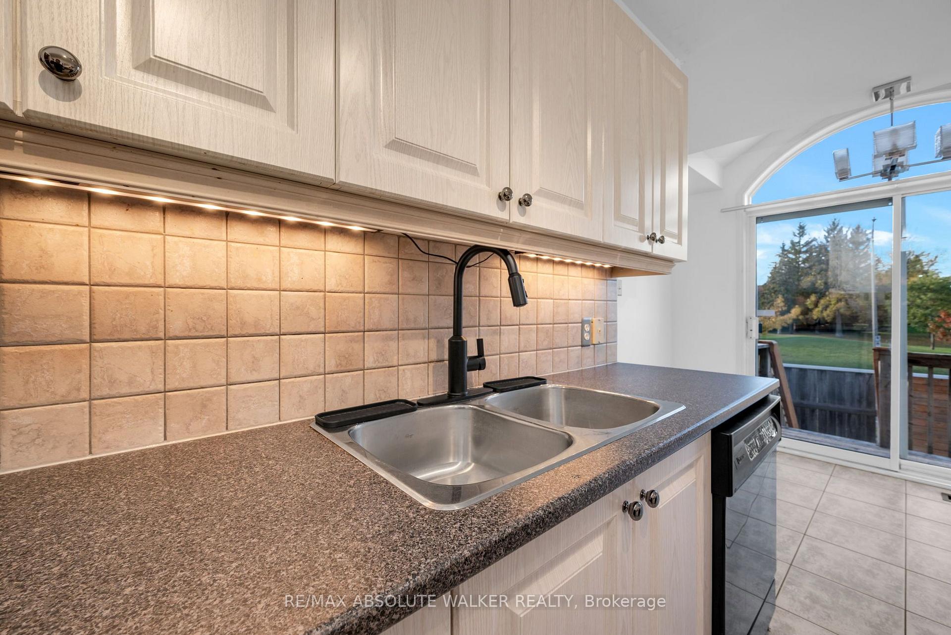 Photo 13 of 6376 Sablewood Place, Ottawa, Chapel Hill — HOMEH