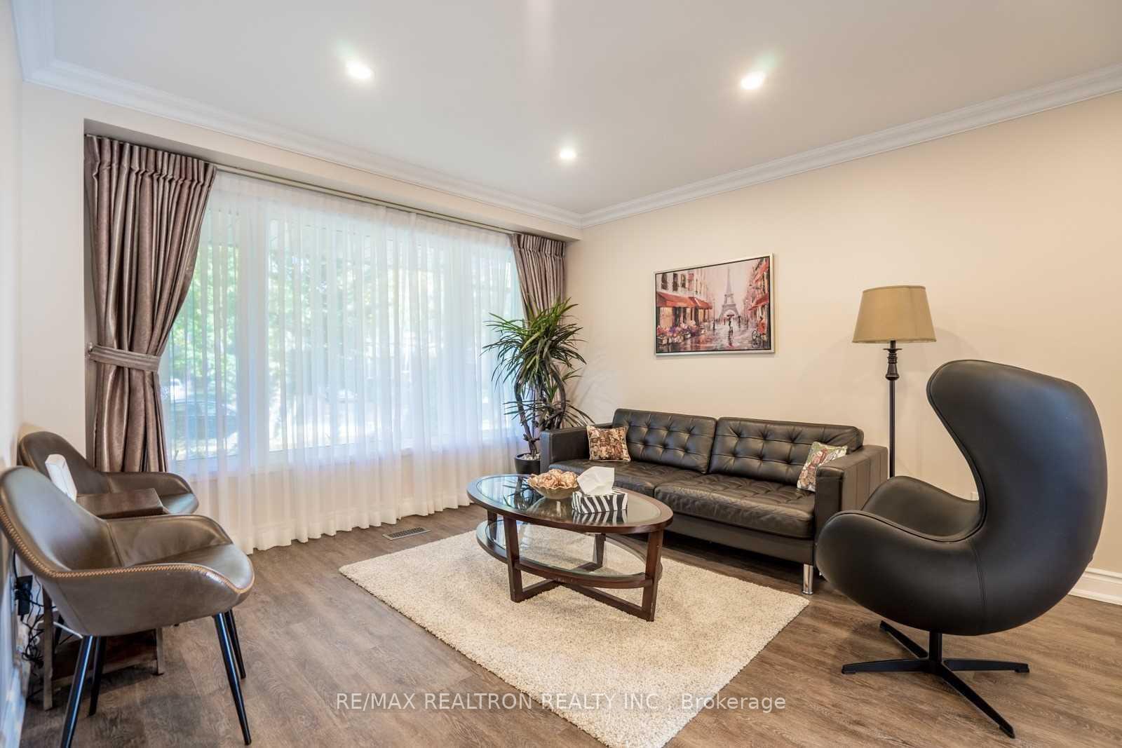 Photo 3 of 21 Ferrah Street, Markham, Unionville — HOMEH