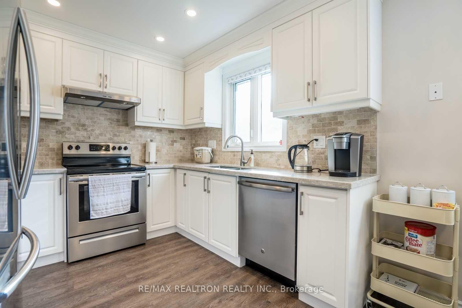 Photo 5 of 21 Ferrah Street, Markham, Unionville — HOMEH