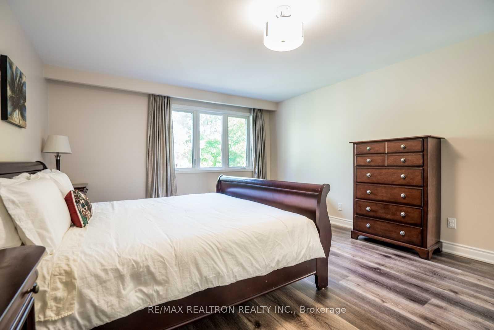 Photo 10 of 21 Ferrah Street, Markham, Unionville — HOMEH