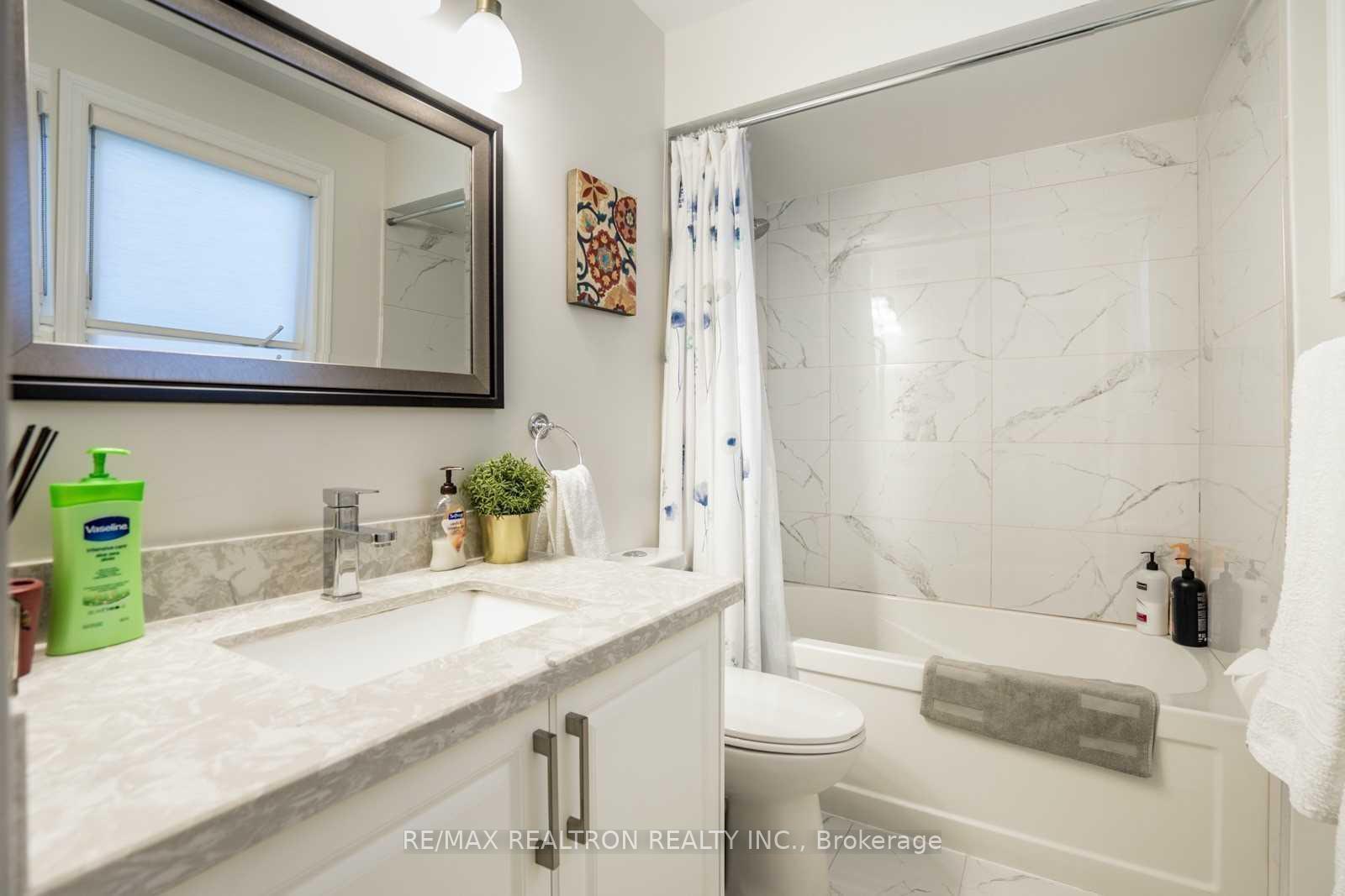 Photo 11 of 21 Ferrah Street, Markham, Unionville — HOMEH