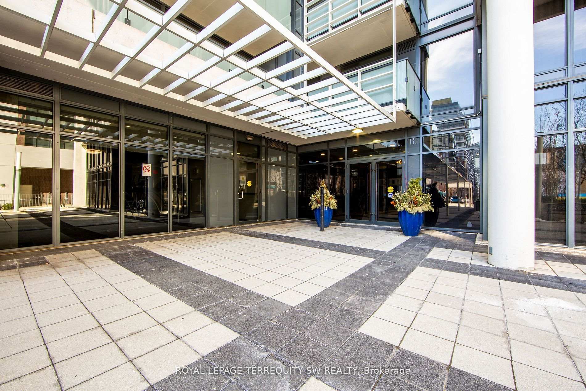 Photo 4 of Unit 807, 400 Adelaide Street E, Toronto, Moss Park — HOMEH