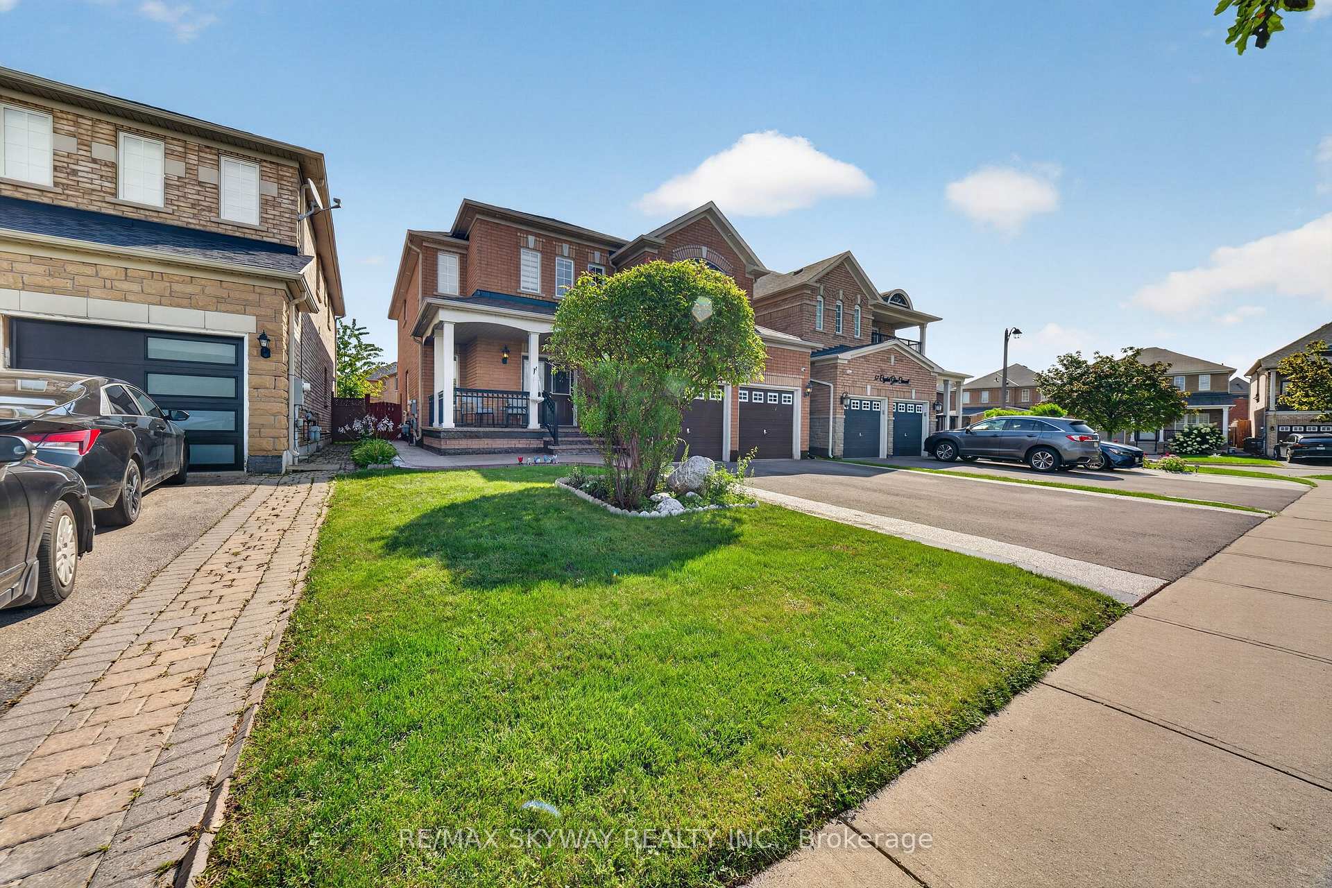 Photo 5 of 59 Crystal Glen Crescent, Brampton, Credit Valley — HOMEH