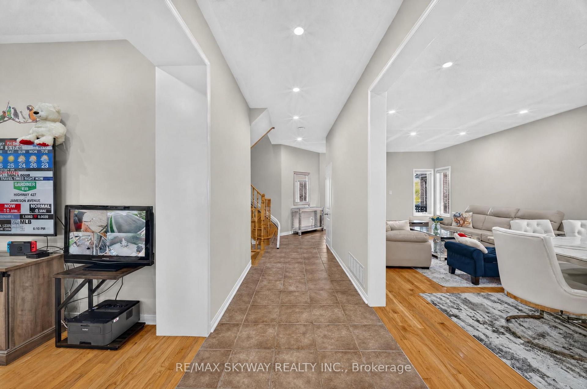 Photo 10 of 59 Crystal Glen Crescent, Brampton, Credit Valley — HOMEH