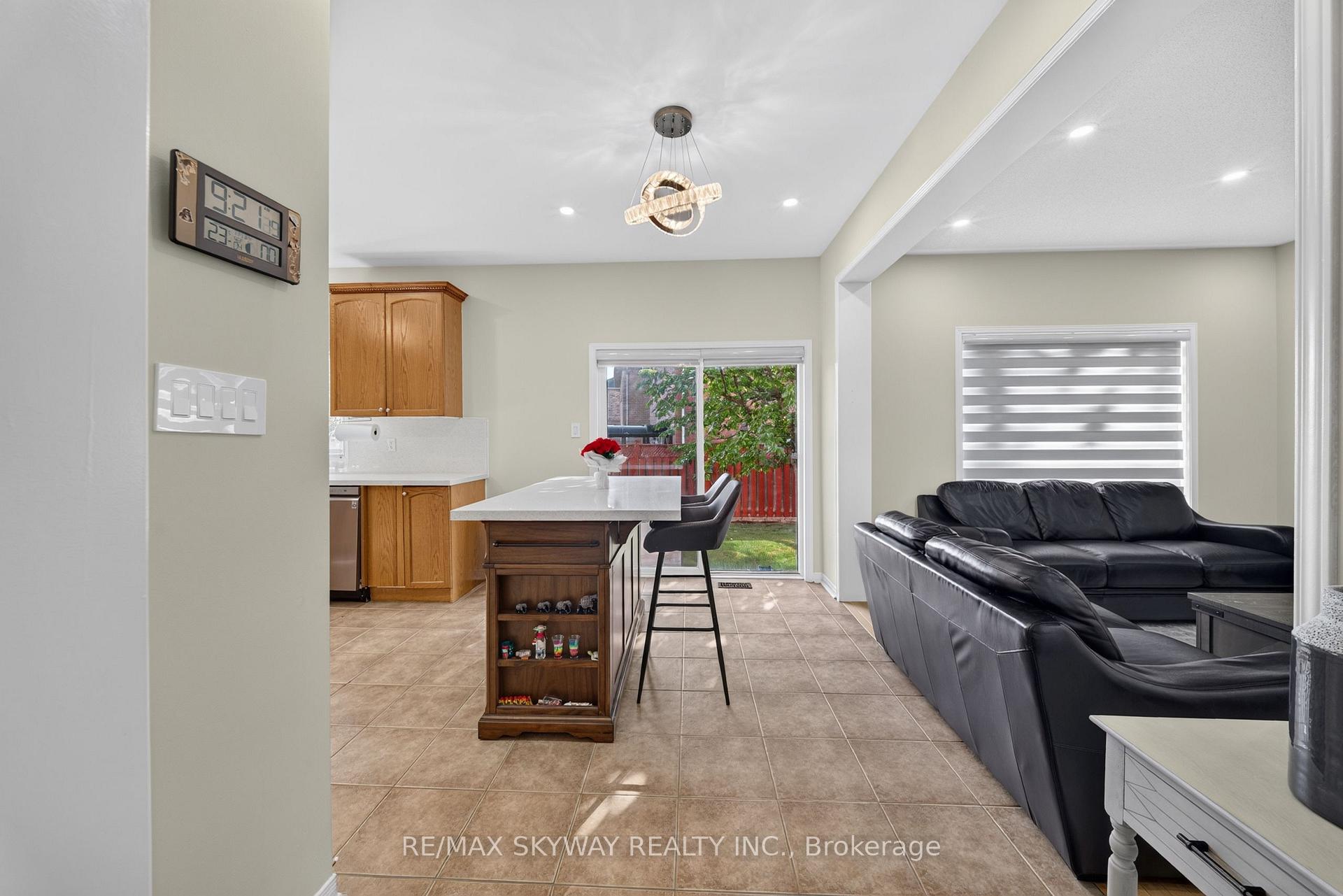 Photo 11 of 59 Crystal Glen Crescent, Brampton, Credit Valley — HOMEH