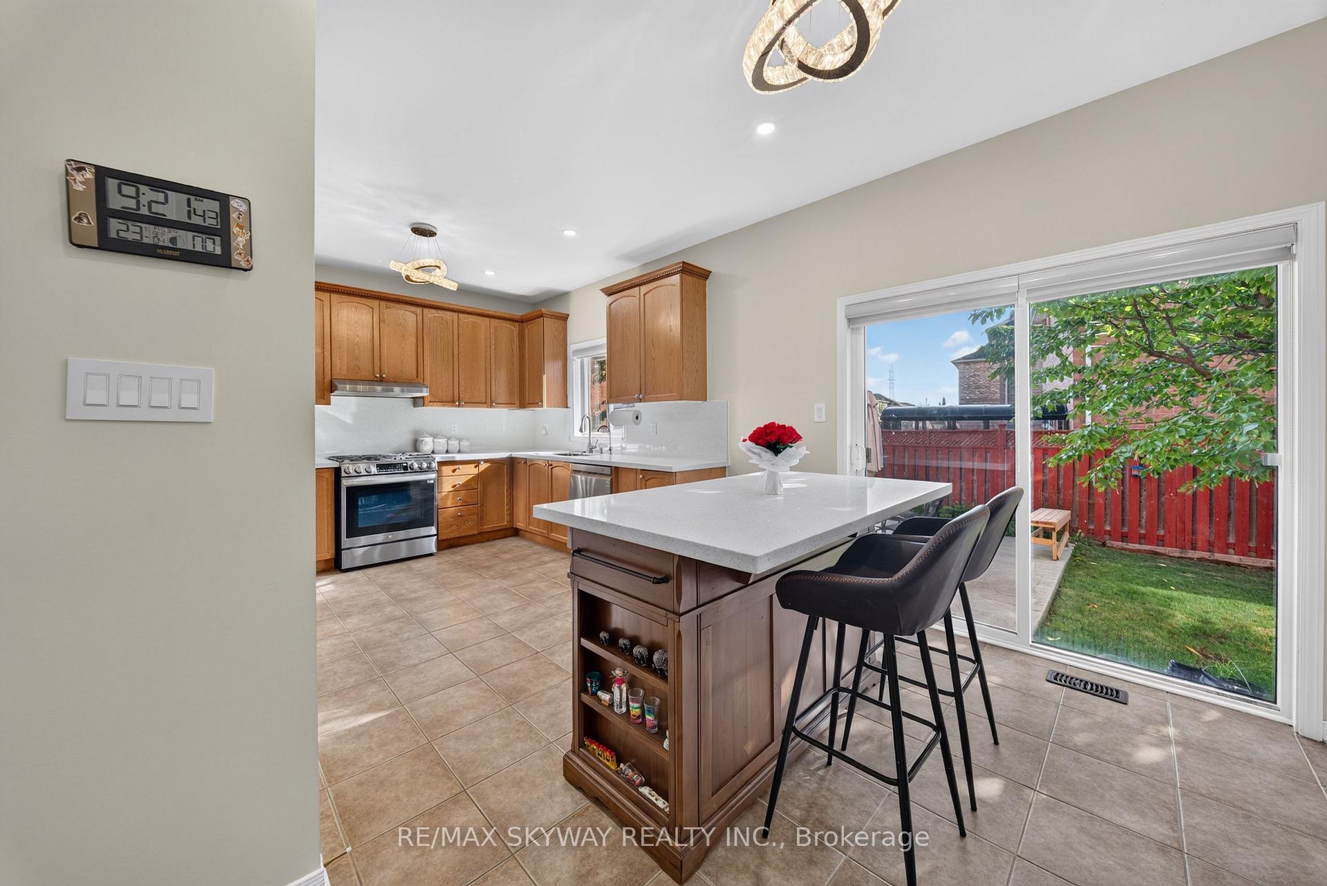 Photo 12 of 59 Crystal Glen Crescent, Brampton, Credit Valley — HOMEH