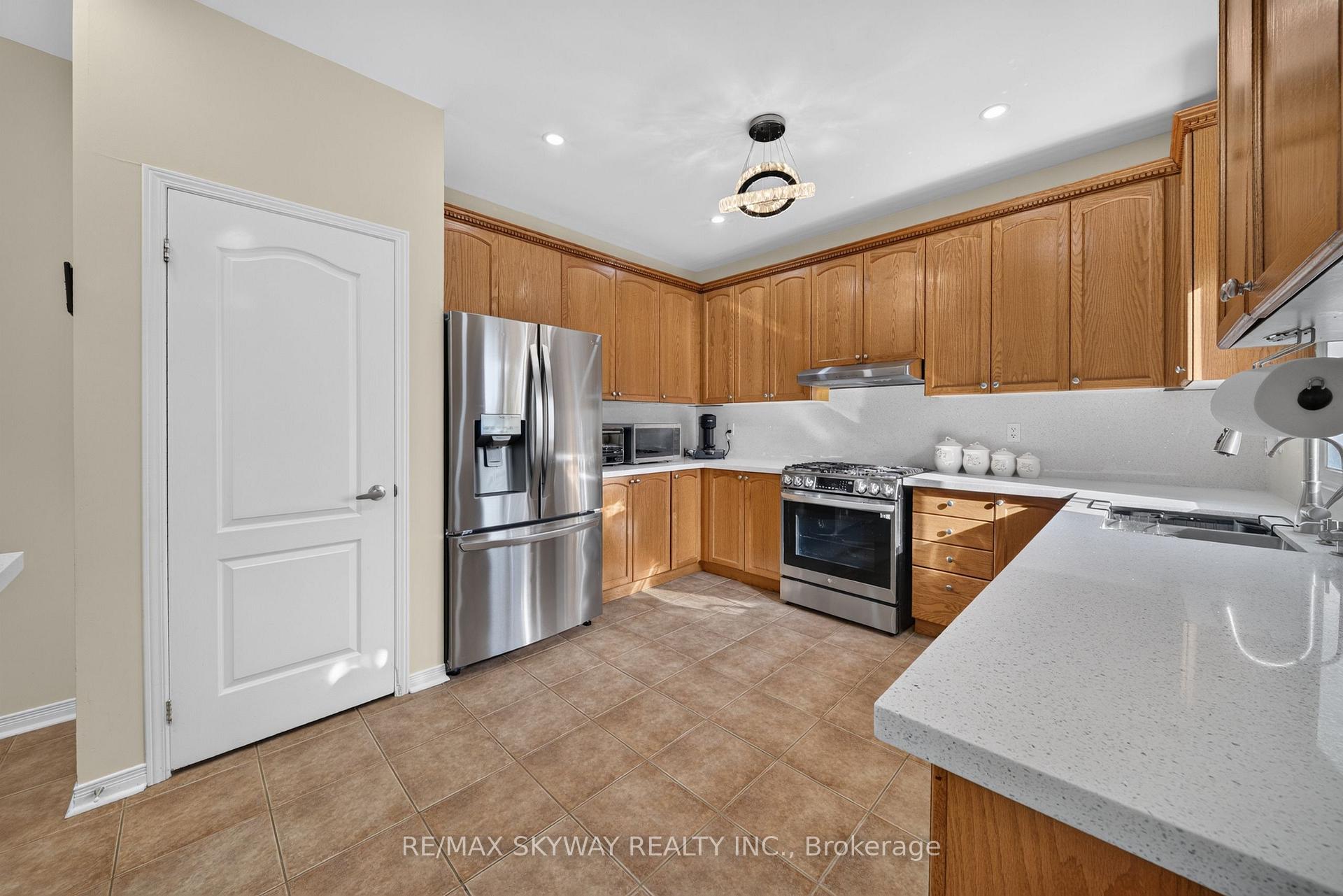 Photo 13 of 59 Crystal Glen Crescent, Brampton, Credit Valley — HOMEH