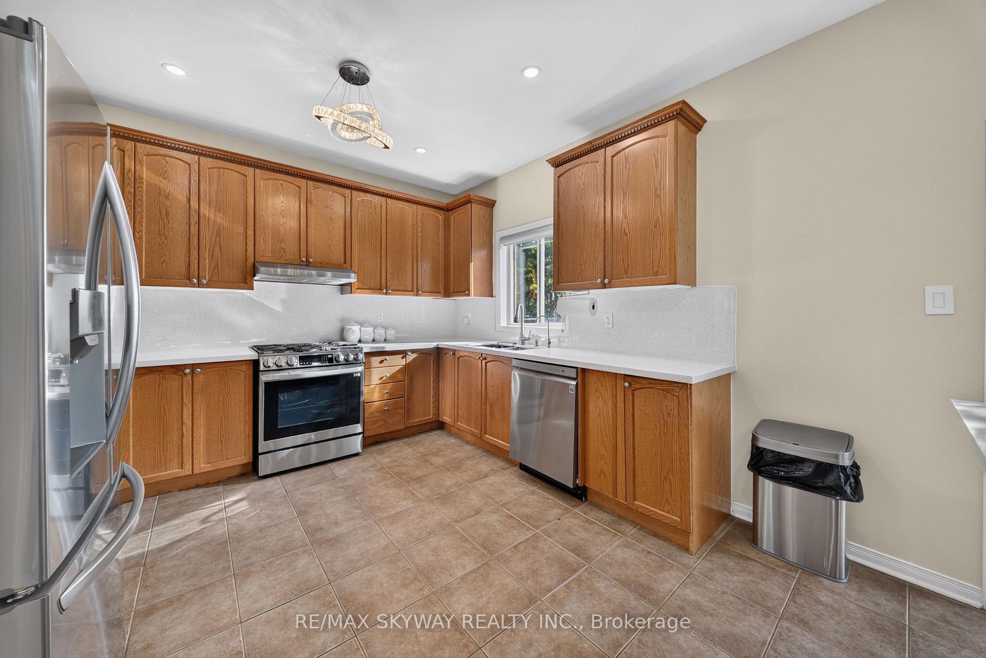 Photo 14 of 59 Crystal Glen Crescent, Brampton, Credit Valley — HOMEH