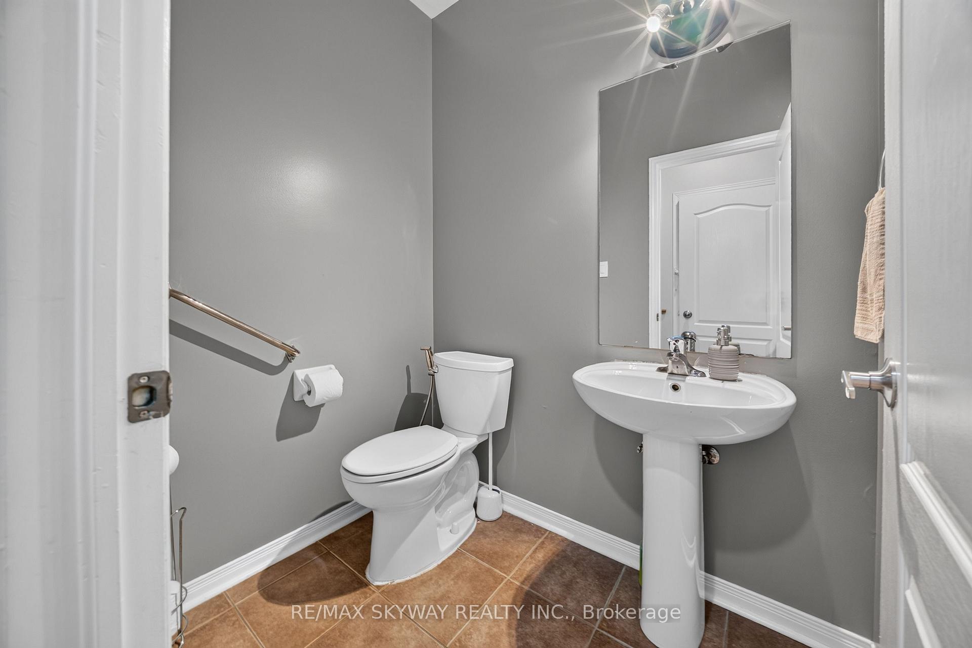 Photo 19 of 59 Crystal Glen Crescent, Brampton, Credit Valley — HOMEH
