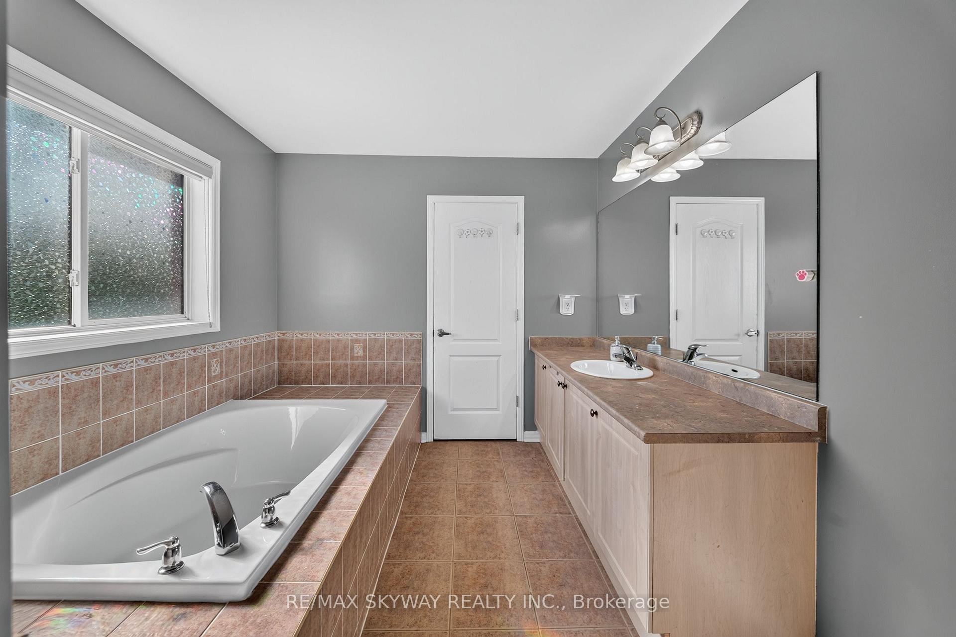 Photo 30 of 59 Crystal Glen Crescent, Brampton, Credit Valley — HOMEH