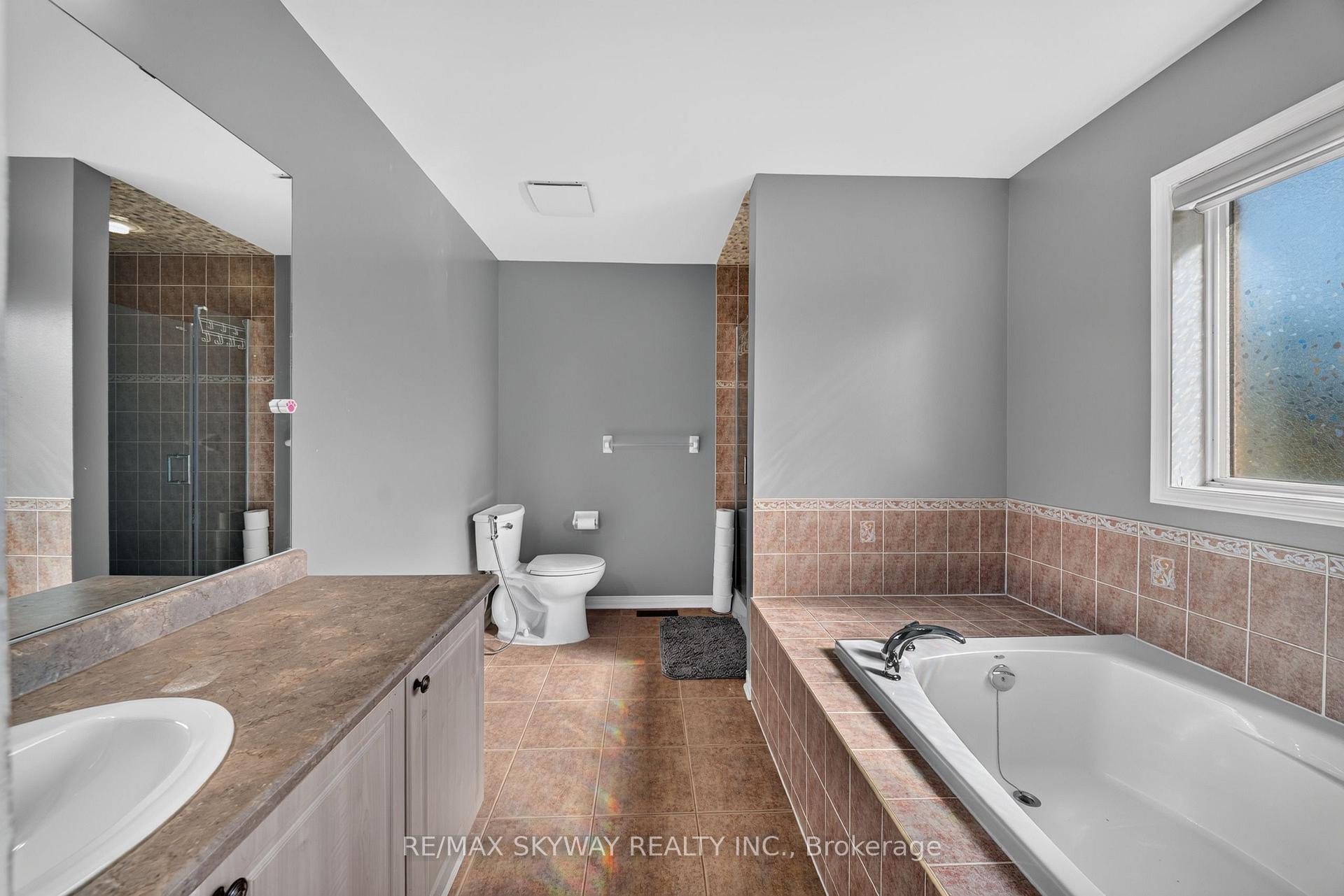 Photo 31 of 59 Crystal Glen Crescent, Brampton, Credit Valley — HOMEH