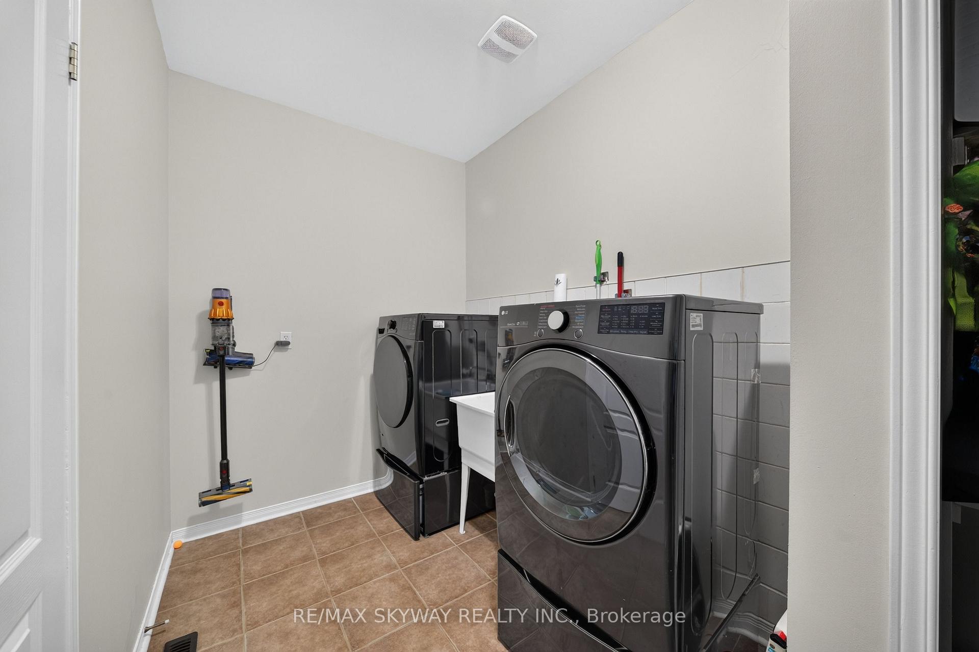 Photo 33 of 59 Crystal Glen Crescent, Brampton, Credit Valley — HOMEH