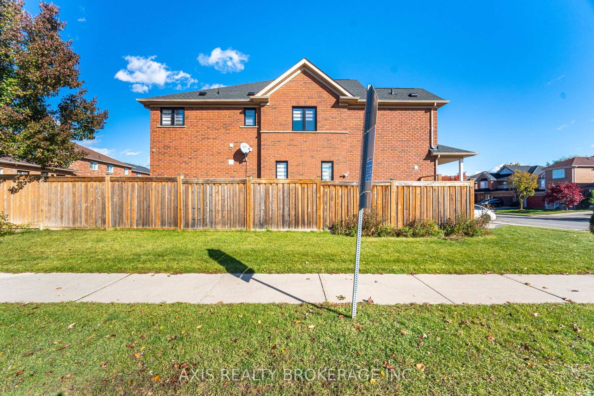 Photo 3 of 2 Queen Mary Drive, Brampton, Fletcher's Meadow — HOMEH