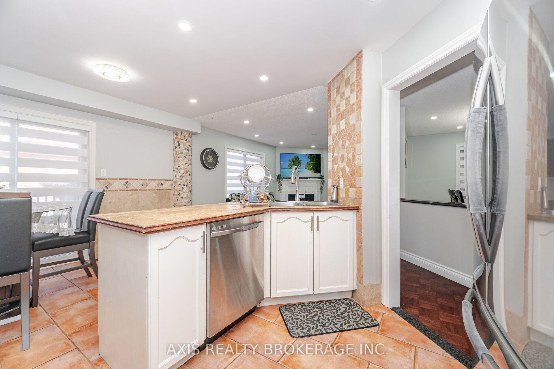 Photo 15 of 2 Queen Mary Drive, Brampton, Fletcher's Meadow — HOMEH