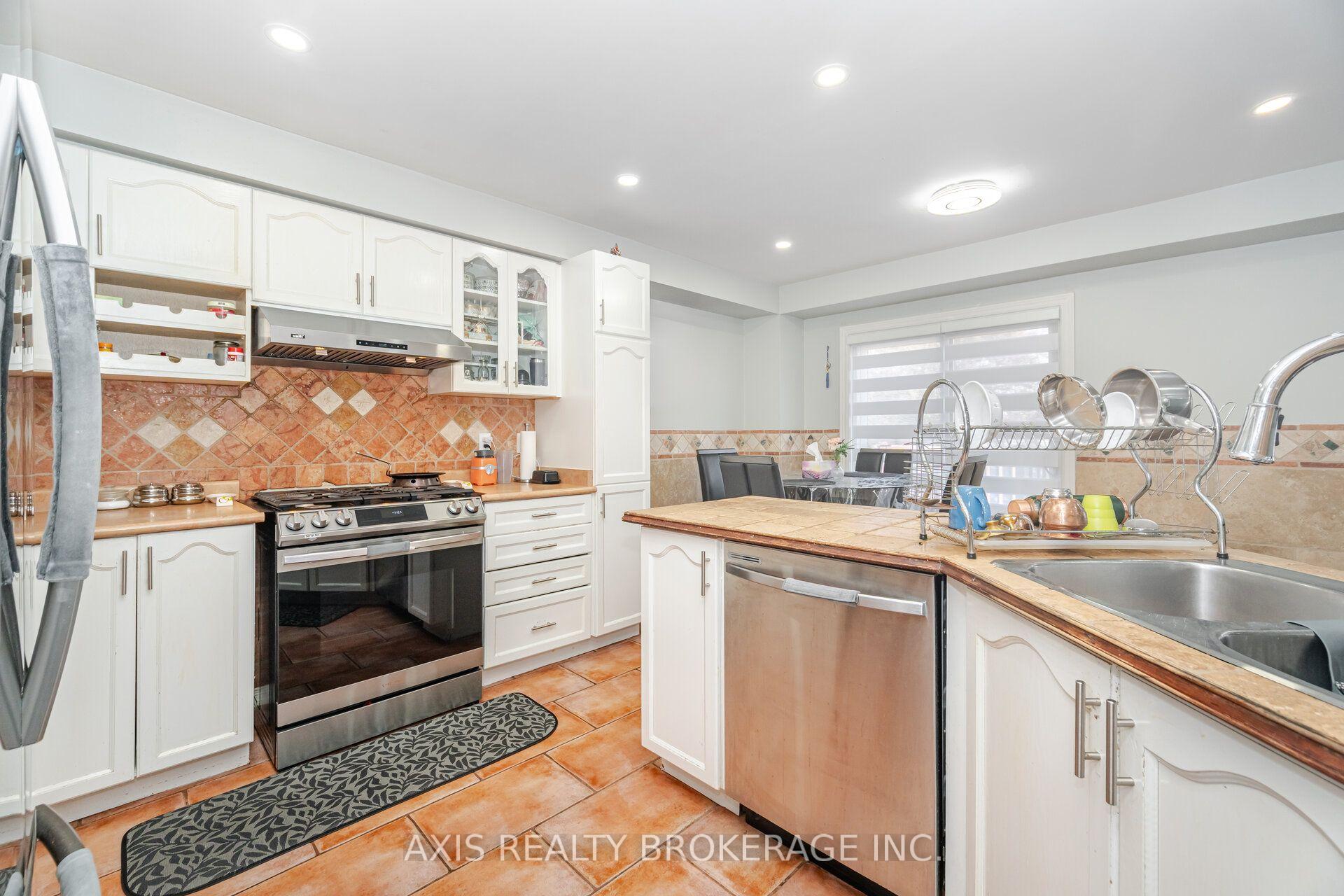 Photo 16 of 2 Queen Mary Drive, Brampton, Fletcher's Meadow — HOMEH