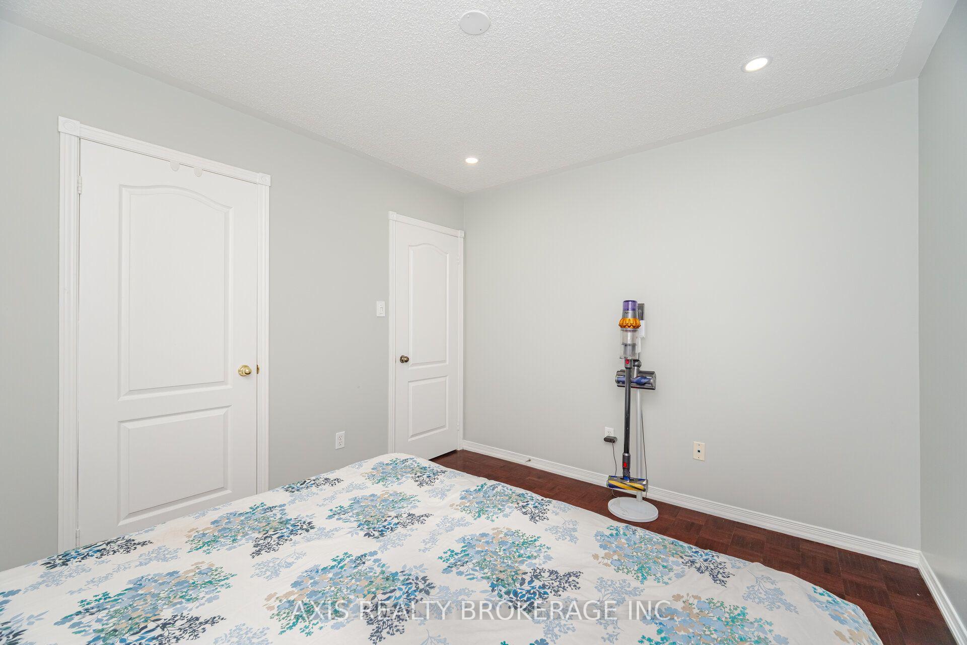 Photo 36 of 2 Queen Mary Drive, Brampton, Fletcher's Meadow — HOMEH
