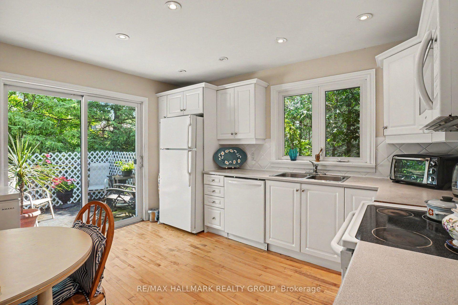 Photo 10 of Unit 2, 657 Golden Avenue, Ottawa, Laurentianview — HOMEH