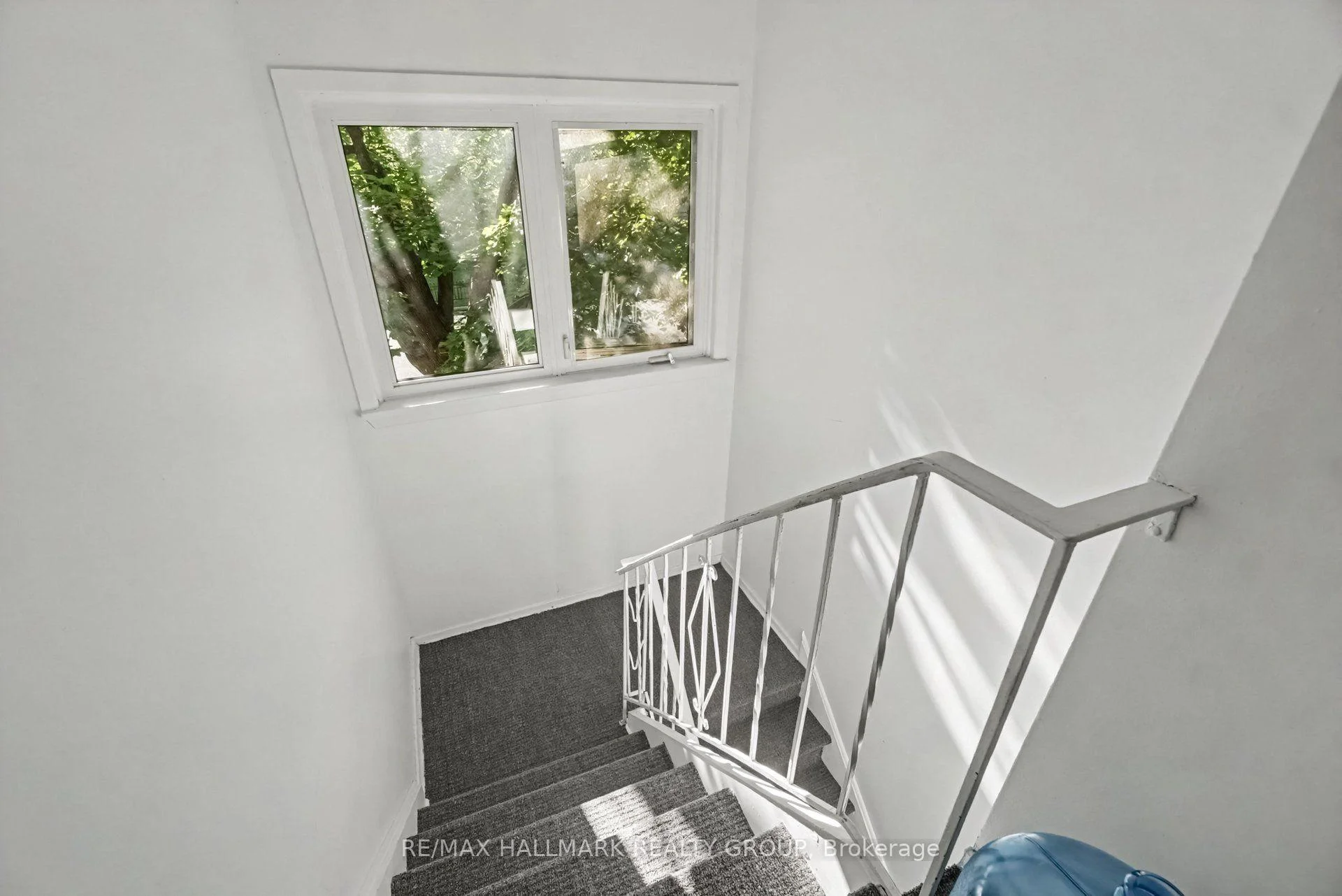 Photo 4 of Unit 2, 657 Golden Avenue, Ottawa, Laurentianview — HOMEH