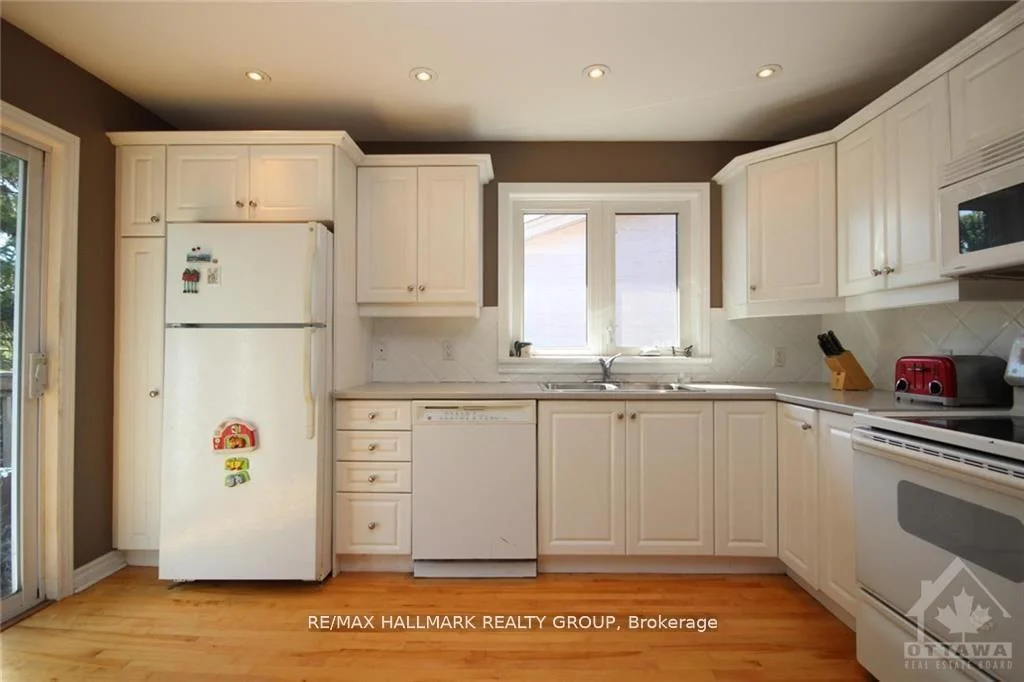 Photo 18 of Unit 2, 657 Golden Avenue, Ottawa, Laurentianview — HOMEH