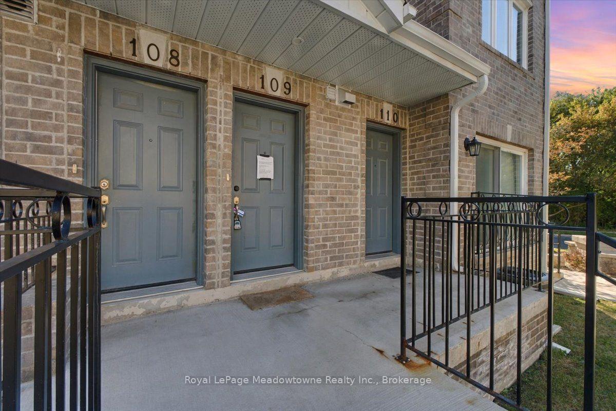 Photo 2 of Unit 109, 75 Weldrick Road E, Richmond Hill, Observatory — HOMEH