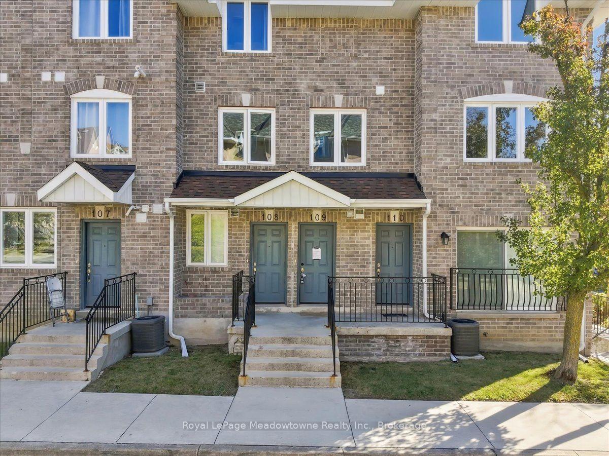 Photo 3 of Unit 109, 75 Weldrick Road E, Richmond Hill, Observatory — HOMEH